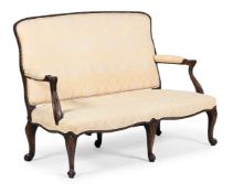 A CARVED MAHOGANY AND UPHOLSTERED CANAPE IN FRENCH LOUIS XV STYLE, MID 20TH CENTURY