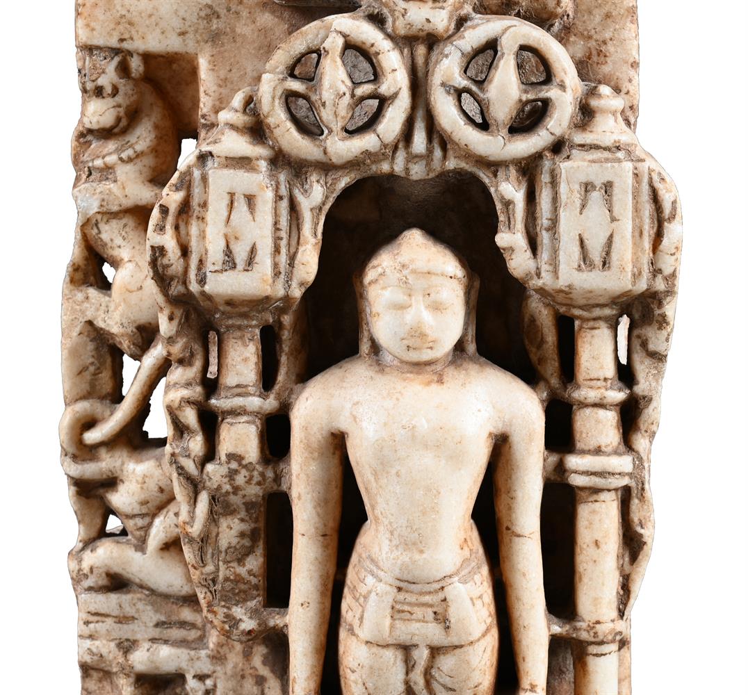 A Jain marble depicting Mahavira - Image 4 of 5