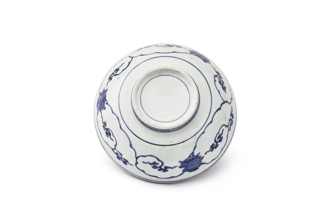An early Japanese Arita deep bowl - Image 3 of 3