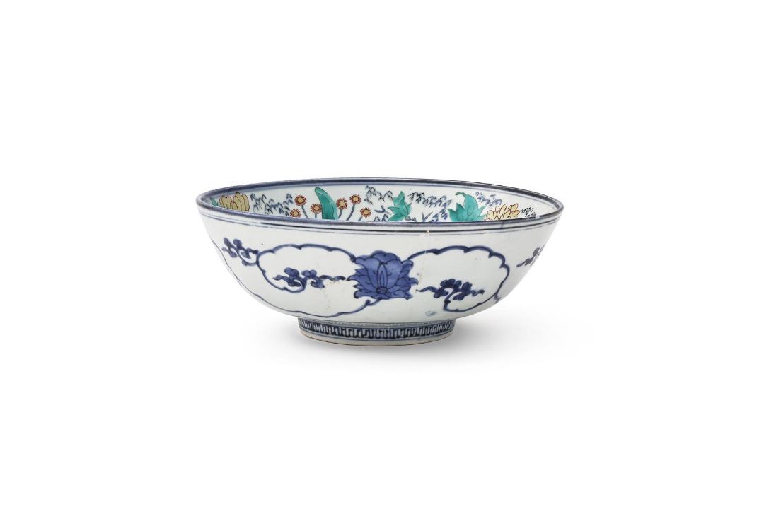 An early Japanese Arita deep bowl - Image 2 of 3