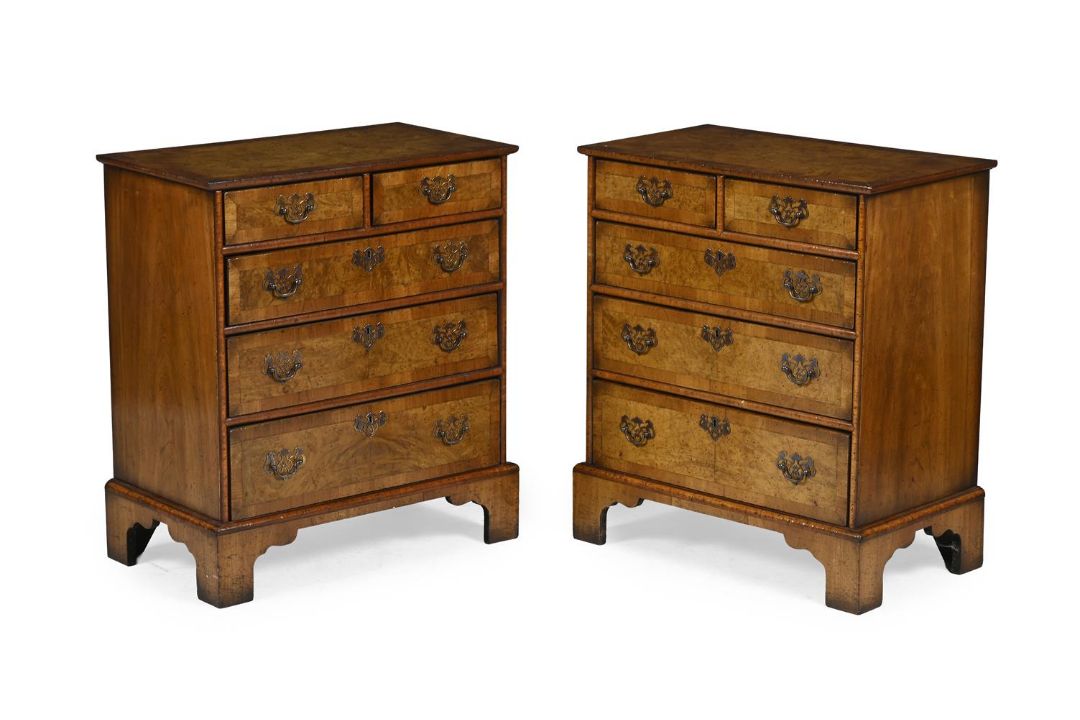 A PAIR OF WALNUT BEDSIDE CHESTS OF DRAWERS, IN GEORGE II STYLE, OF RECENT MANUFACTURE - Image 2 of 4
