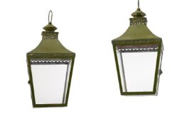 A PAIR OF GREEN PAINTED METAL LANTERNS, IN THE REGENCY STYLE, 20TH CENTURY