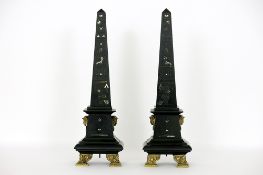 antique pair of "Retour d'Egypte" ornaments (obelisks) in marble and bronze Antiek paar zgn "