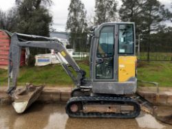 VOLVO EC27 D 2.7T MINI EXCAVATOR – 2017 – 2492 HOURS – QUICK HITCH + 3 BUCKETS