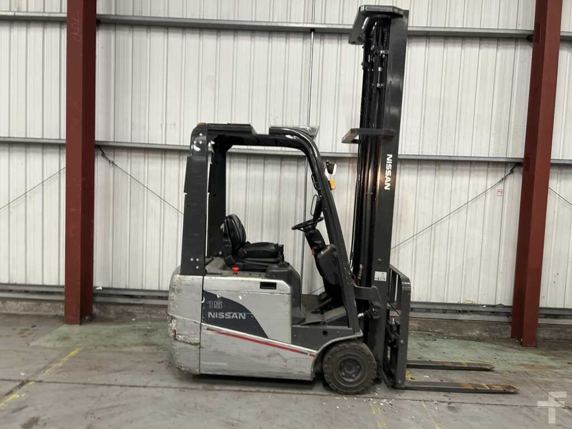 UNICARRIERS A1N1L15Q ELECTRIC 3-WHEEL FORKLIFT (2010) **(INCLUDES CHARGER)** - Image 6 of 7