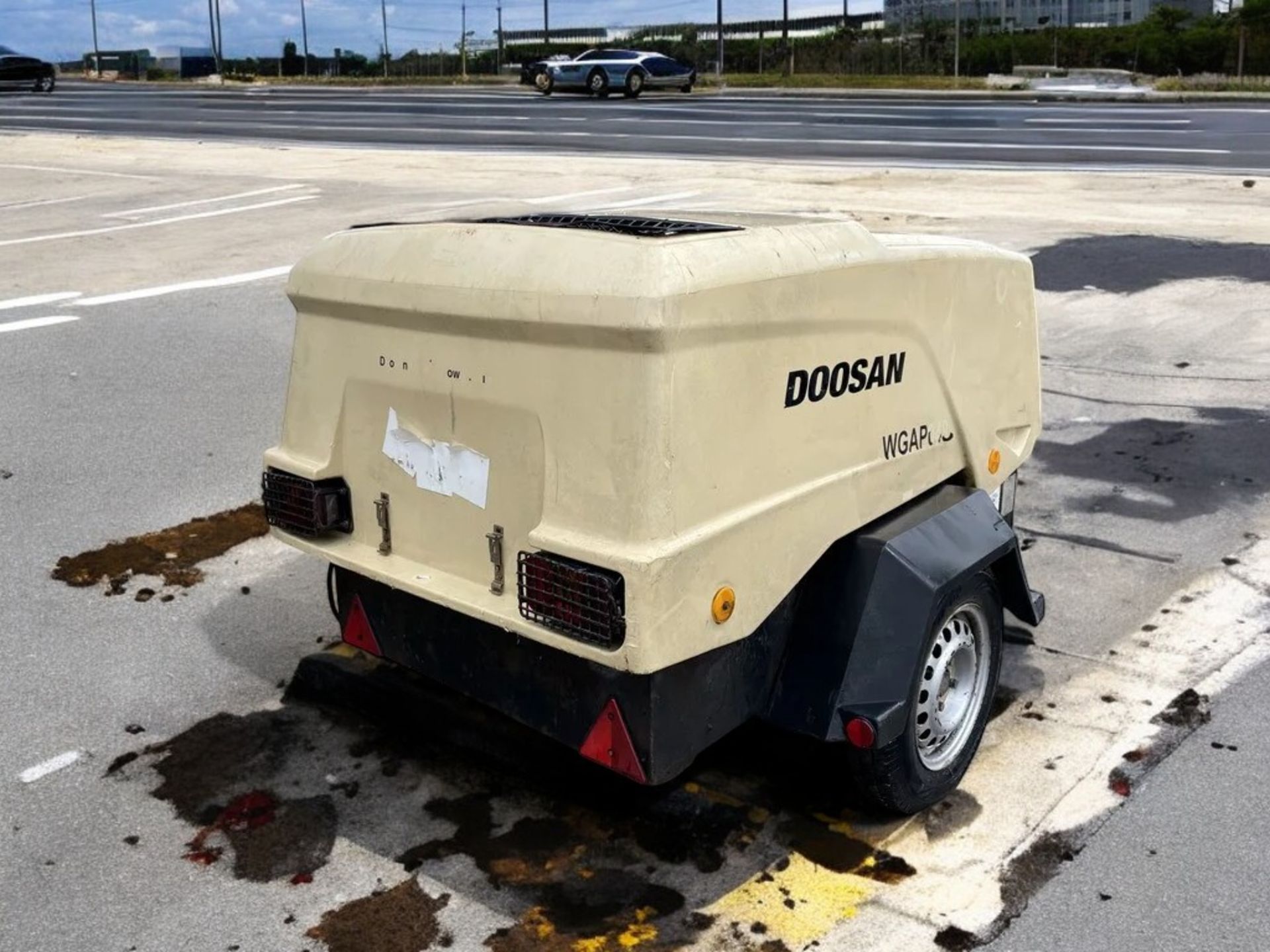 DOOSAN 7/31E+ ROAD TOWABLE COMPRESSOR + GENERATOR - Image 7 of 11