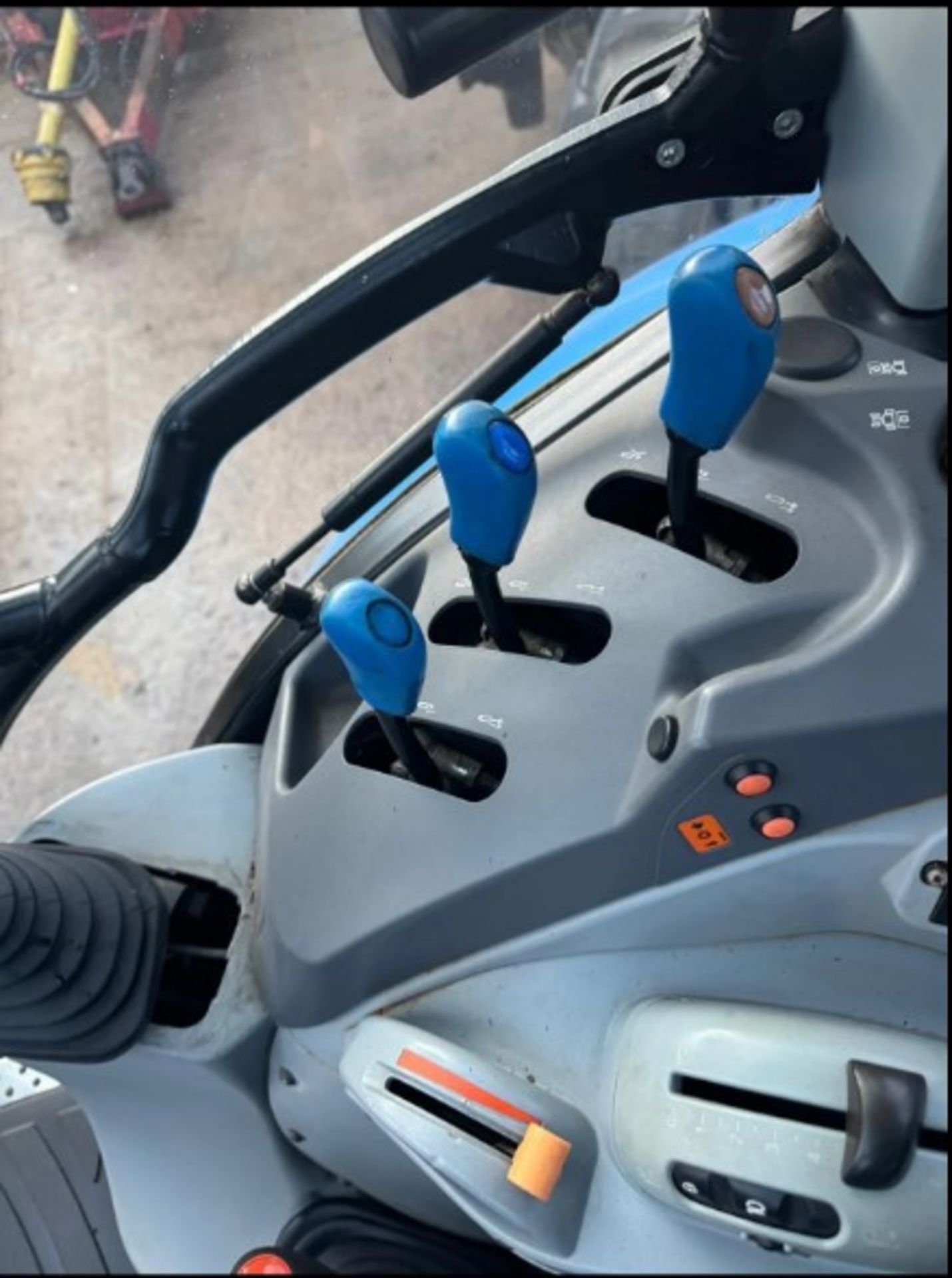 2014 NEW HOLLAND T5.105 TRACTOR WITH 2,590 OPERATING HOURS. - Image 8 of 14