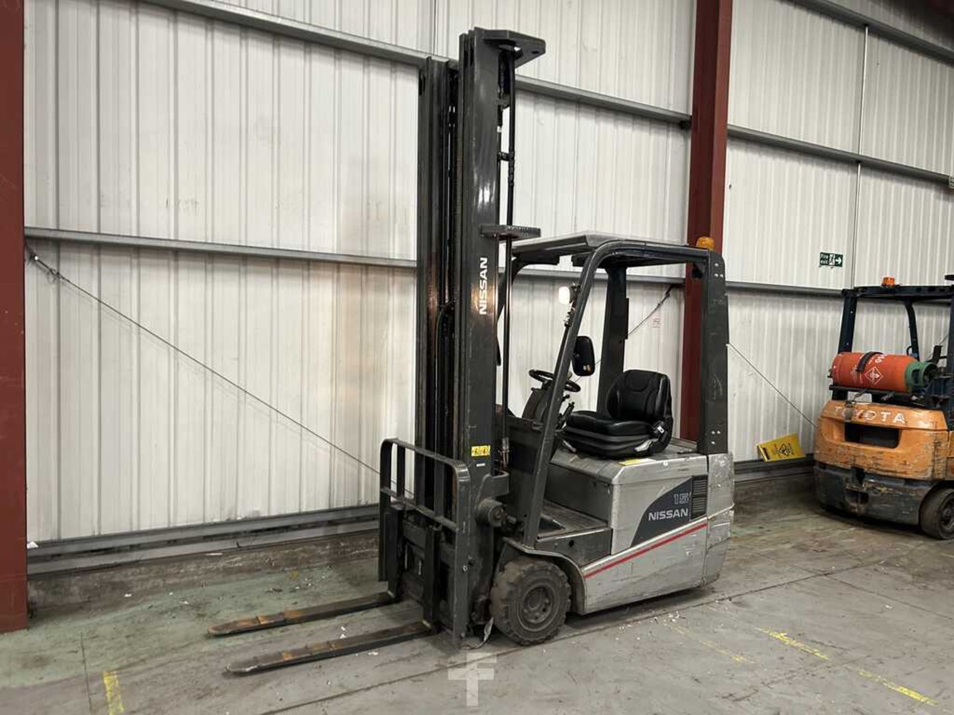 UNICARRIERS A1N1L15Q ELECTRIC 3-WHEEL FORKLIFT (2010) **(INCLUDES CHARGER)** - Image 3 of 7