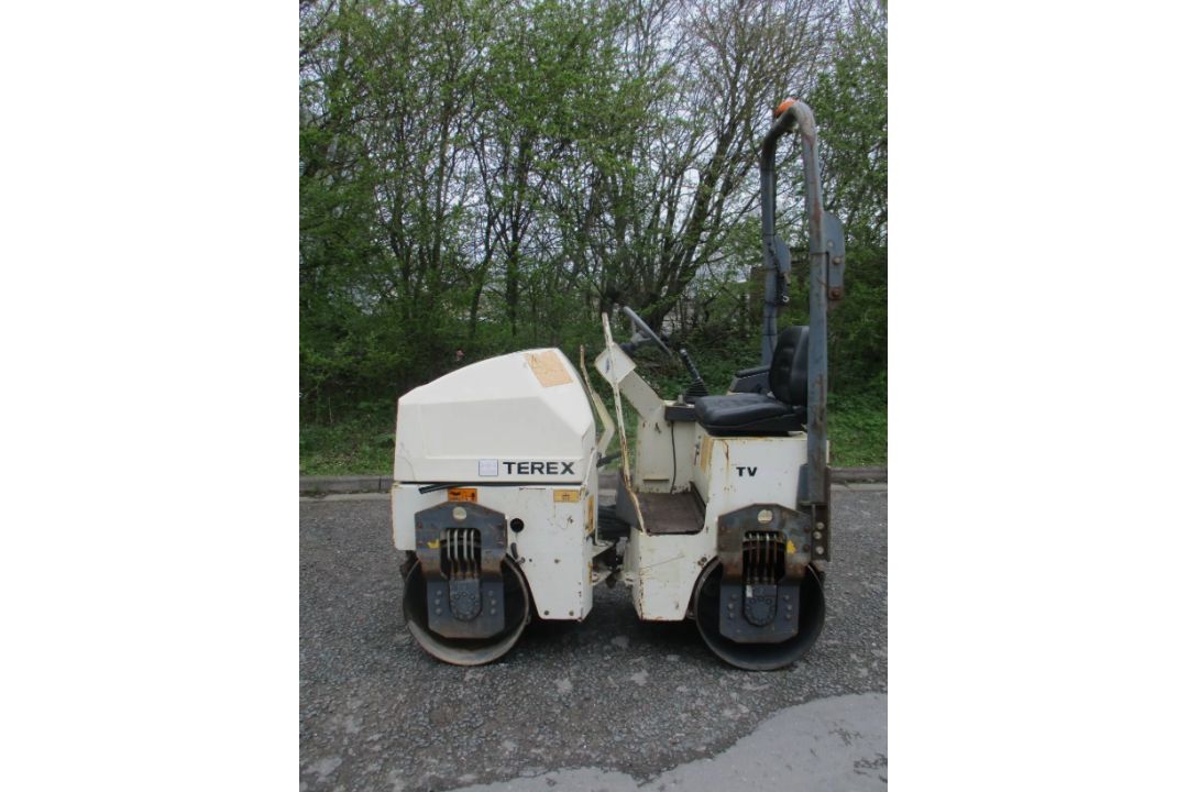 2010 TEREX TV800 VIBRATING ROLLER - Image 1 of 8
