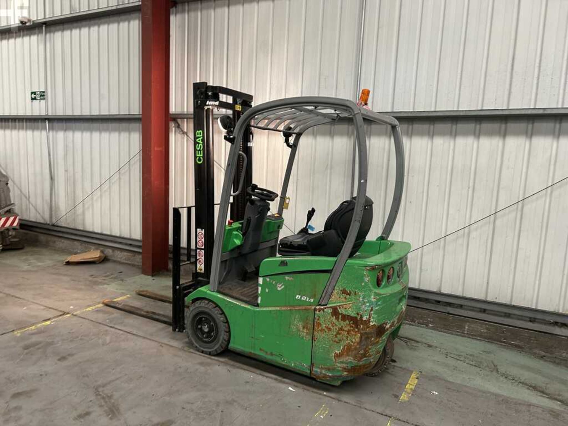 2017 CESAB ELECTRIC FORKLIFT - 3 WHEELS **(INCLUDES CHARGER)** - Image 3 of 6