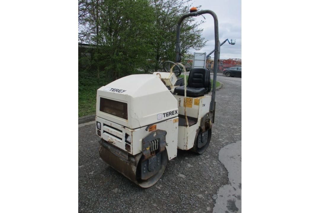 2010 TEREX TV800 VIBRATING ROLLER - Image 2 of 8