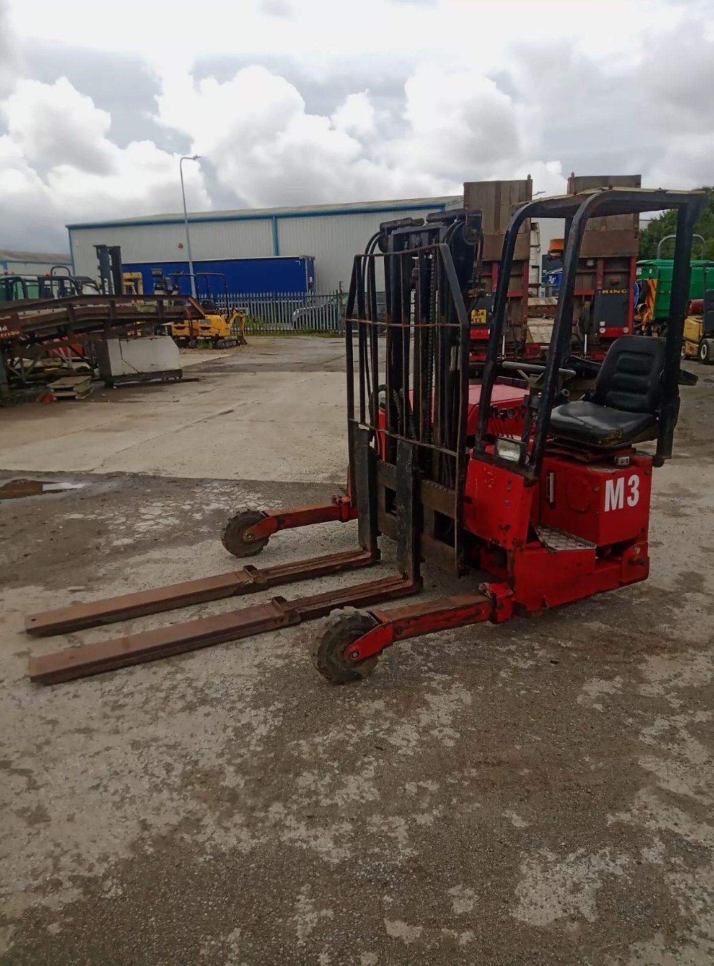 **SPECIAL CLEARANCE** MOFFETT MOUNTY M1501 FORKLIFT - Image 12 of 12