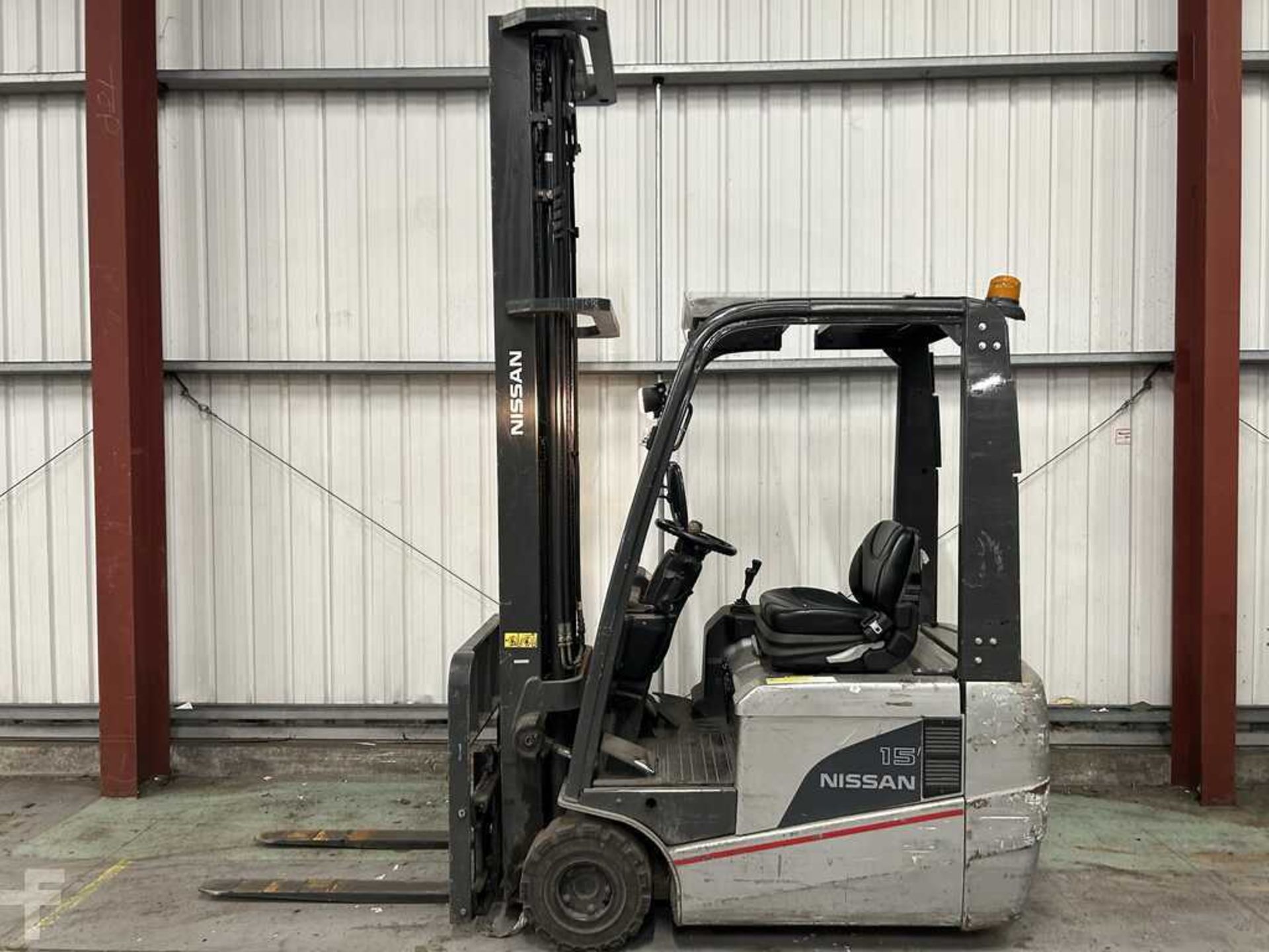 UNICARRIERS A1N1L15Q ELECTRIC 3-WHEEL FORKLIFT (2010) **(INCLUDES CHARGER)** - Image 2 of 7