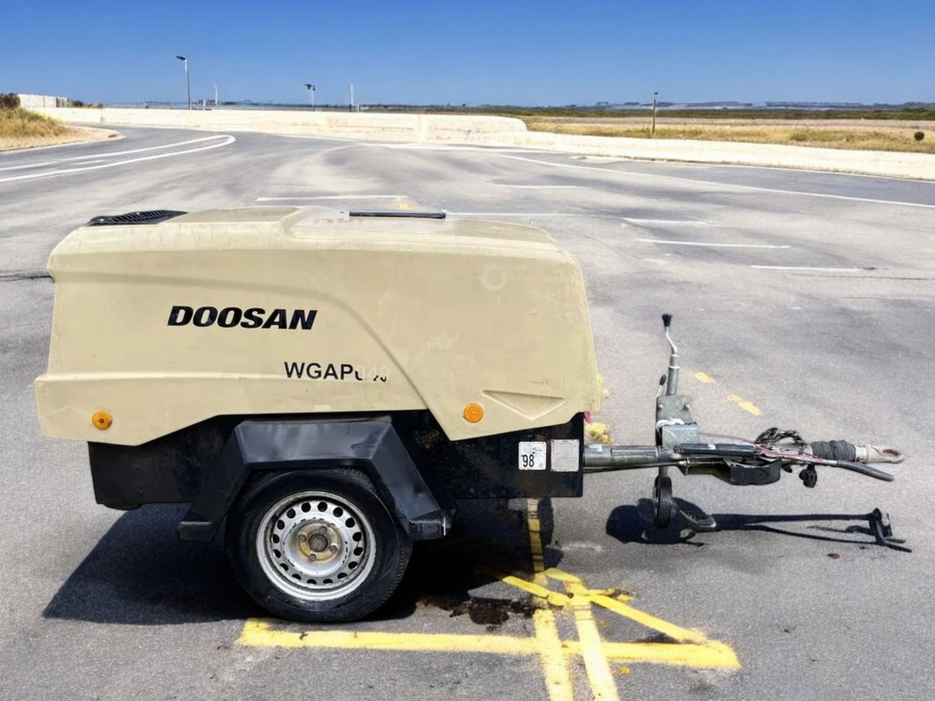 DOOSAN 7/31E+ ROAD TOWABLE COMPRESSOR + GENERATOR - Image 3 of 11