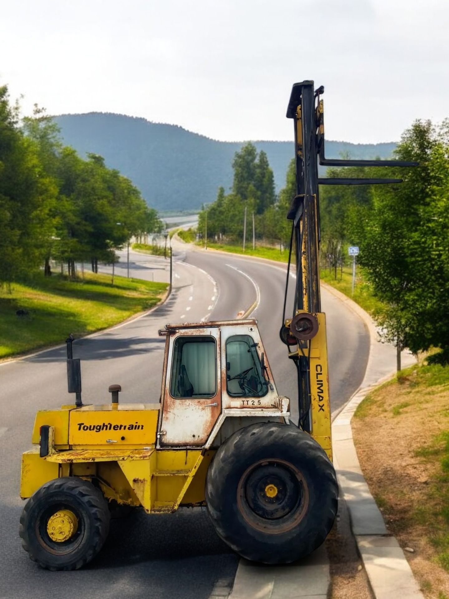 CLIMAX TT2.5 4WD DIESEL FORKLIFT >>--NO VAT ON HAMMER--<< - Image 10 of 12