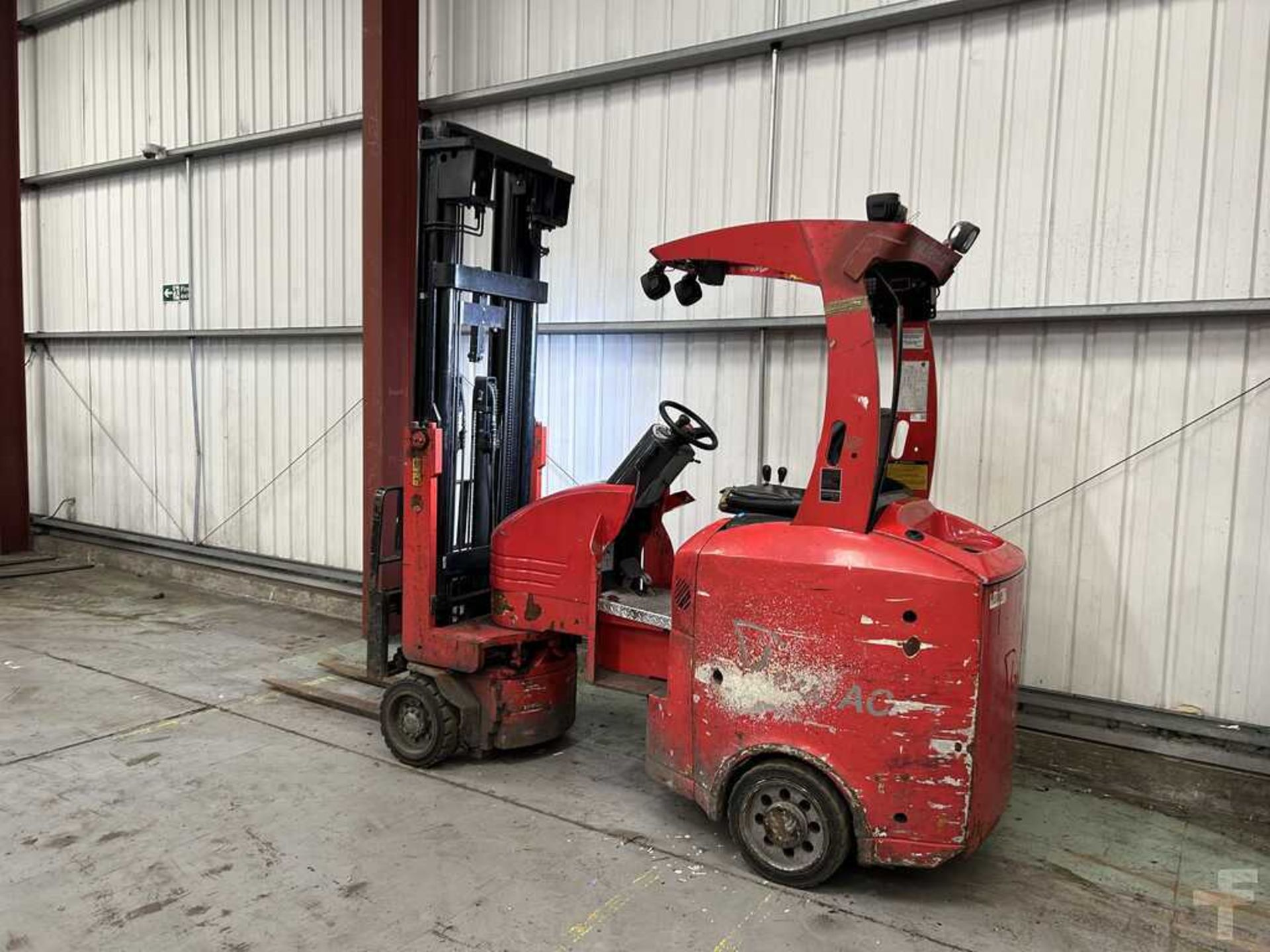 **(INCLUDES CHARGER)** FLEXI AC1000 ARTICULATED TRUCK / VNA (2018) - Image 2 of 5