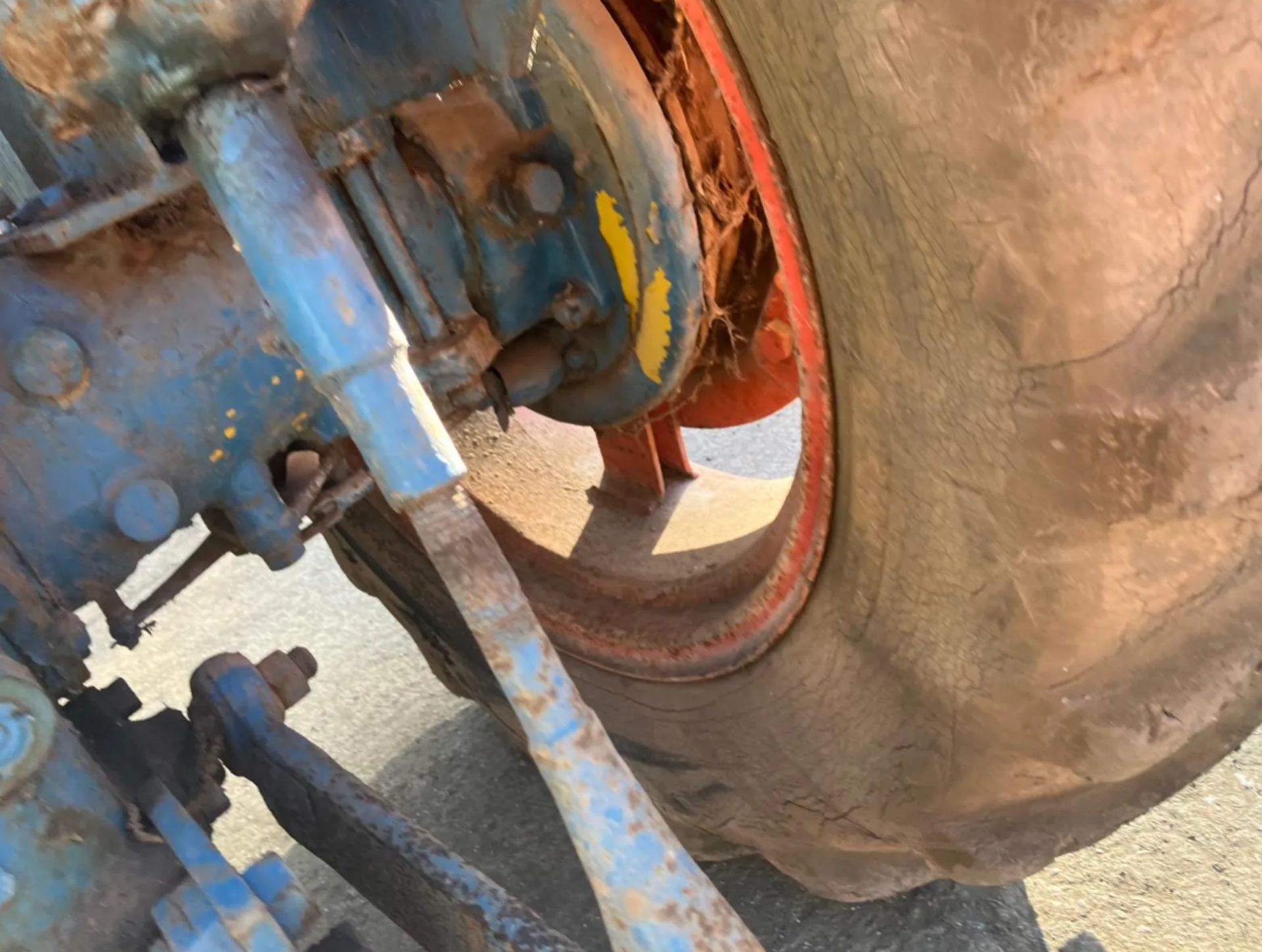 FORDSON MAJOR KFD TRACTOR >>--NO VAT ON HAMMER--<< - Image 14 of 25