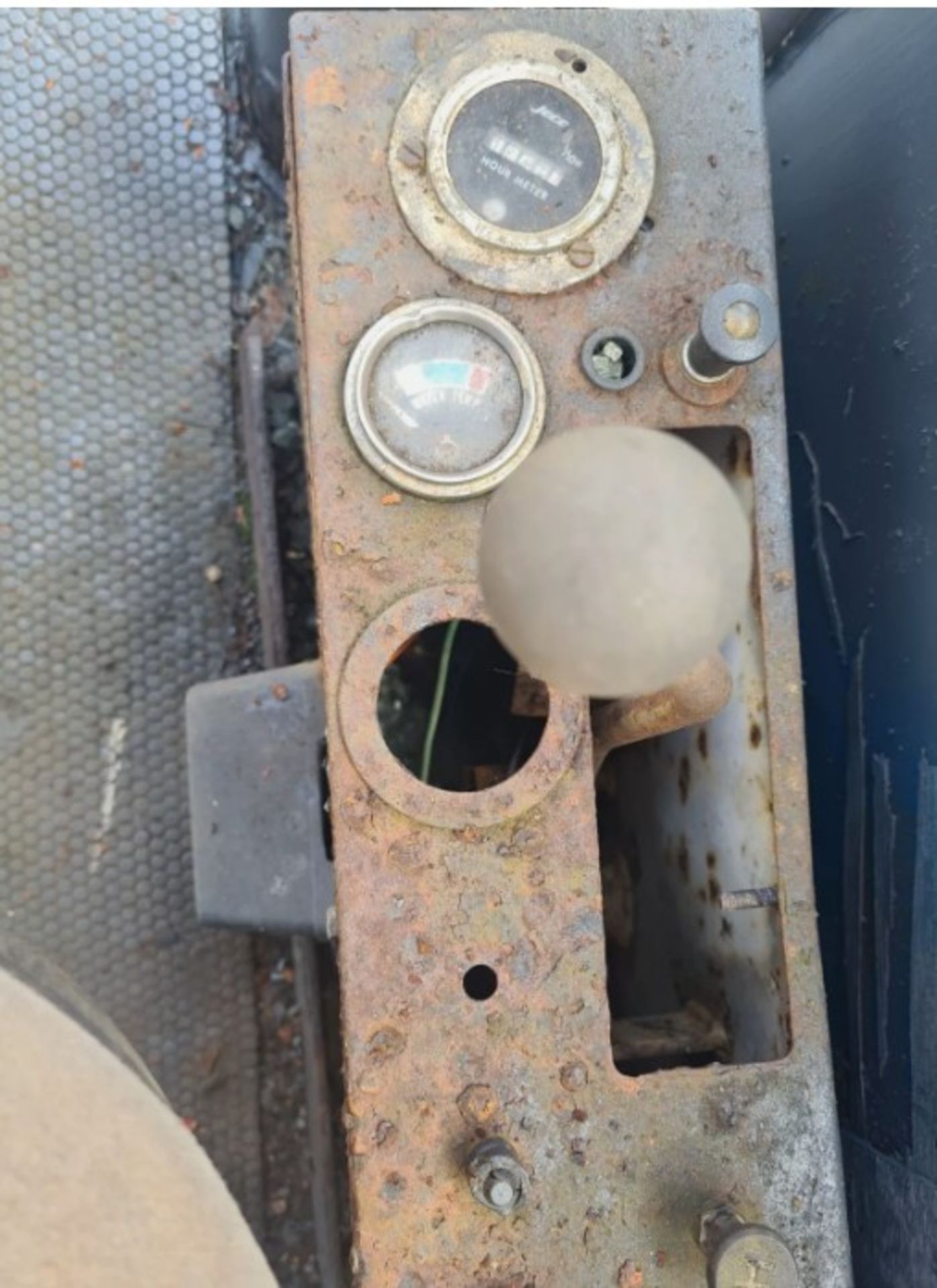 HITACHI 6-TON DIGGER EXCAVATOR – SOLD AS **SPARES OR REPAIR** - Image 6 of 12