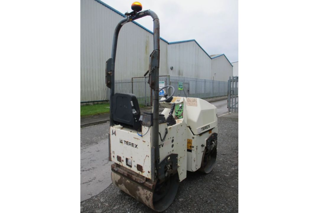 2010 TEREX TV800 VIBRATING ROLLER - Image 5 of 8