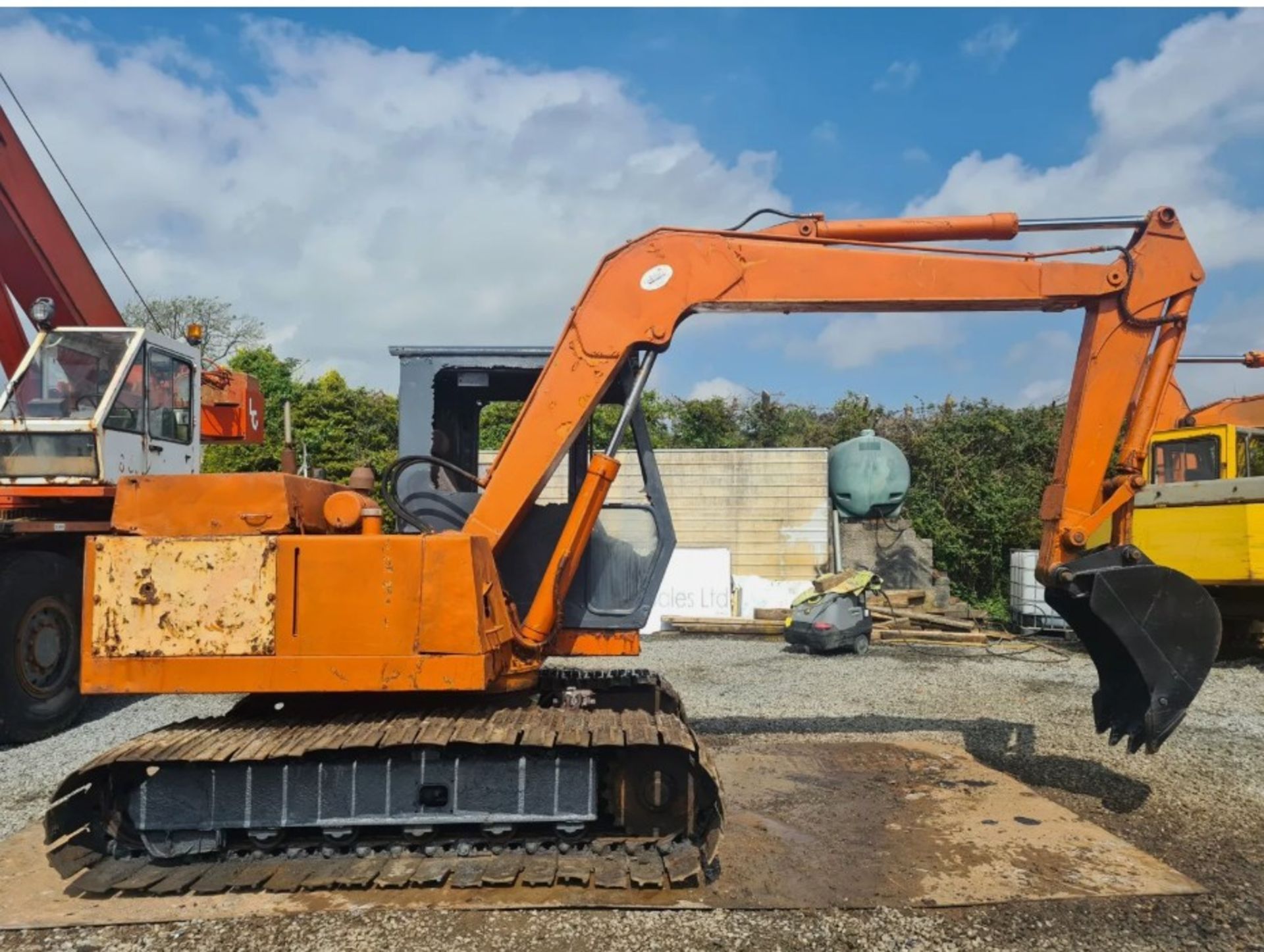 HITACHI 6-TON DIGGER EXCAVATOR – SOLD AS **SPARES OR REPAIR** - Image 3 of 12