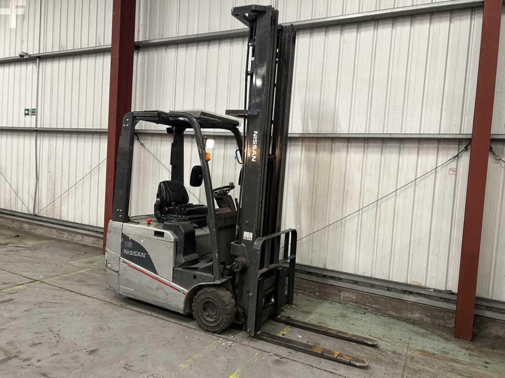 UNICARRIERS A1N1L15Q ELECTRIC 3-WHEEL FORKLIFT (2010) **(INCLUDES CHARGER)** - Image 5 of 7