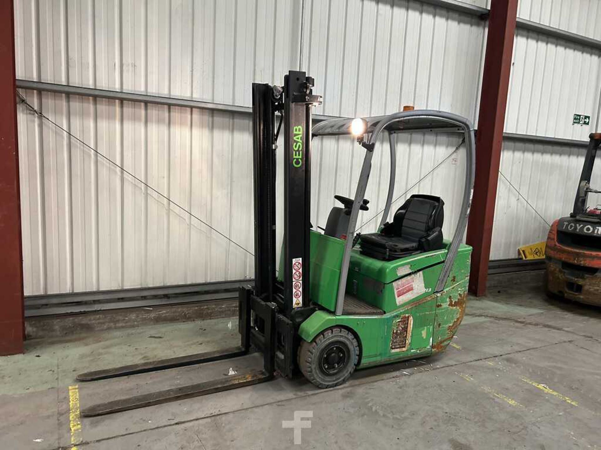 (2017) CESAB ELECTRIC 3-WHEEL FORKLIFT - B213 **(INCLUDES CHARGER)** - Image 3 of 6