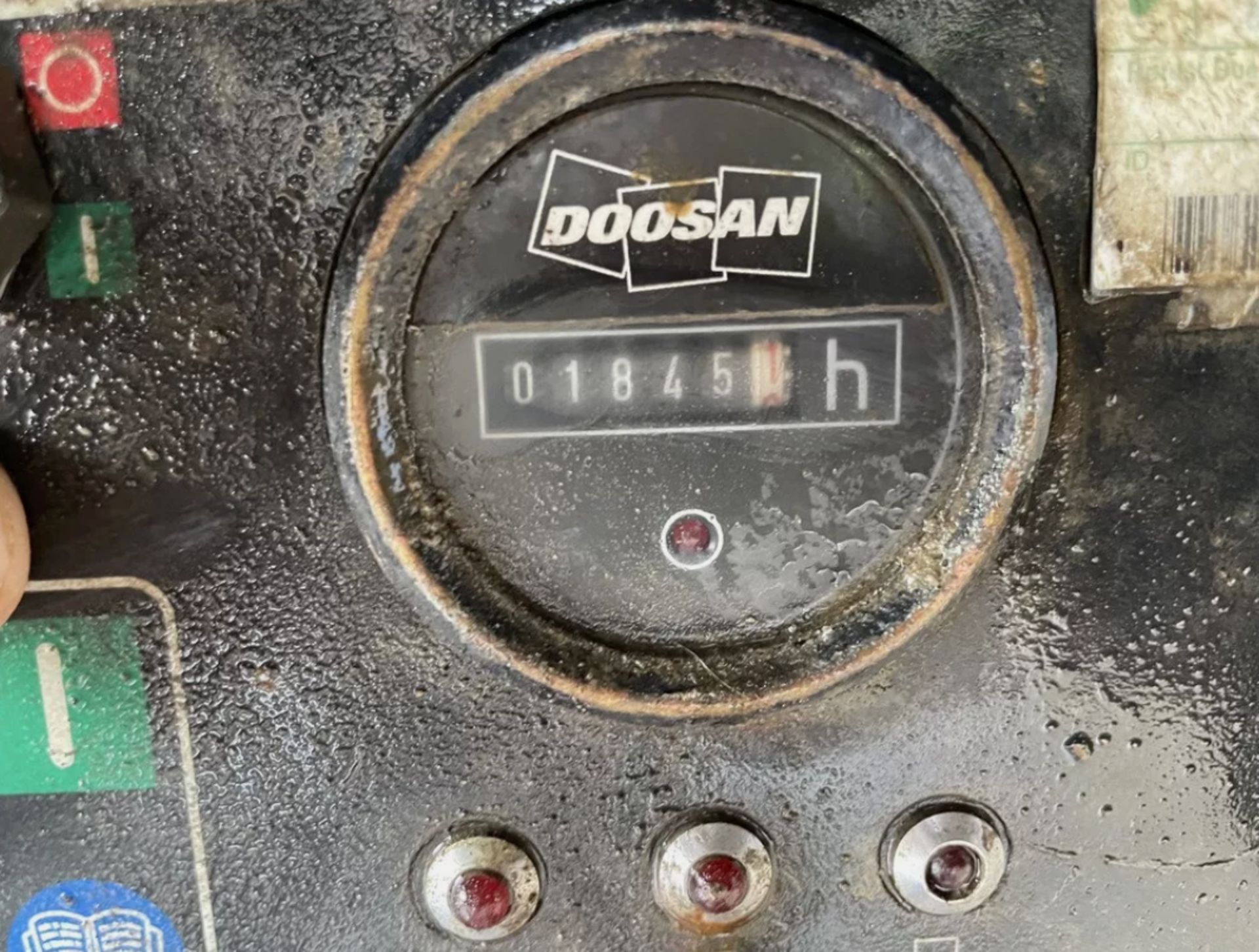 DOOSAN 7/31E+ ROAD TOWABLE COMPRESSOR + GENERATOR - Image 10 of 11