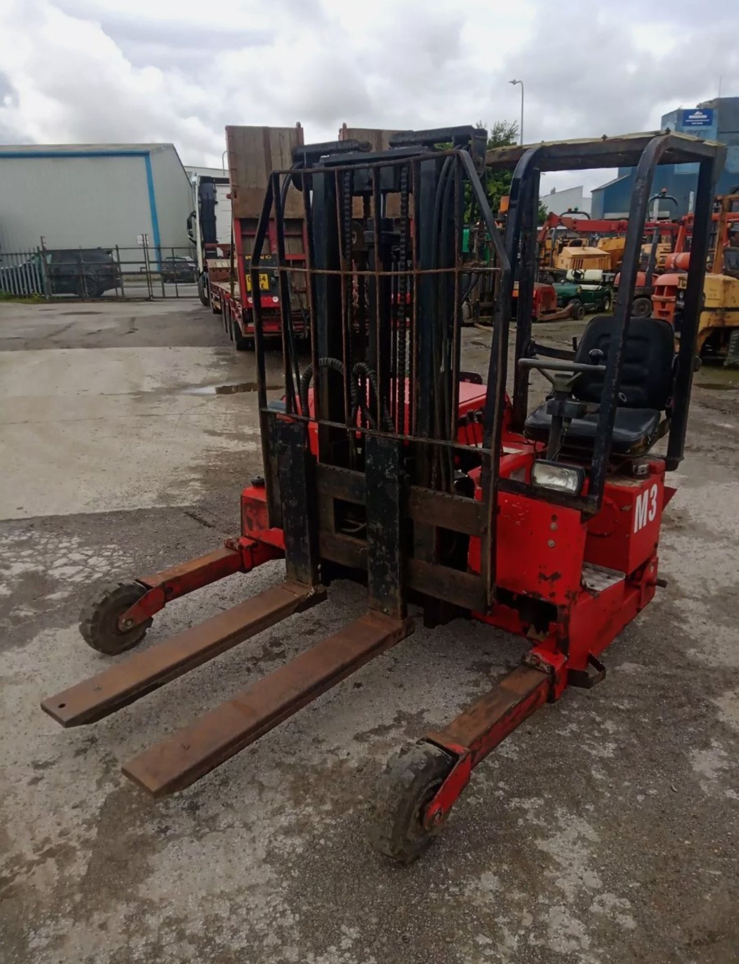 **SPECIAL CLEARANCE** MOFFETT MOUNTY M1501 FORKLIFT - Image 2 of 12