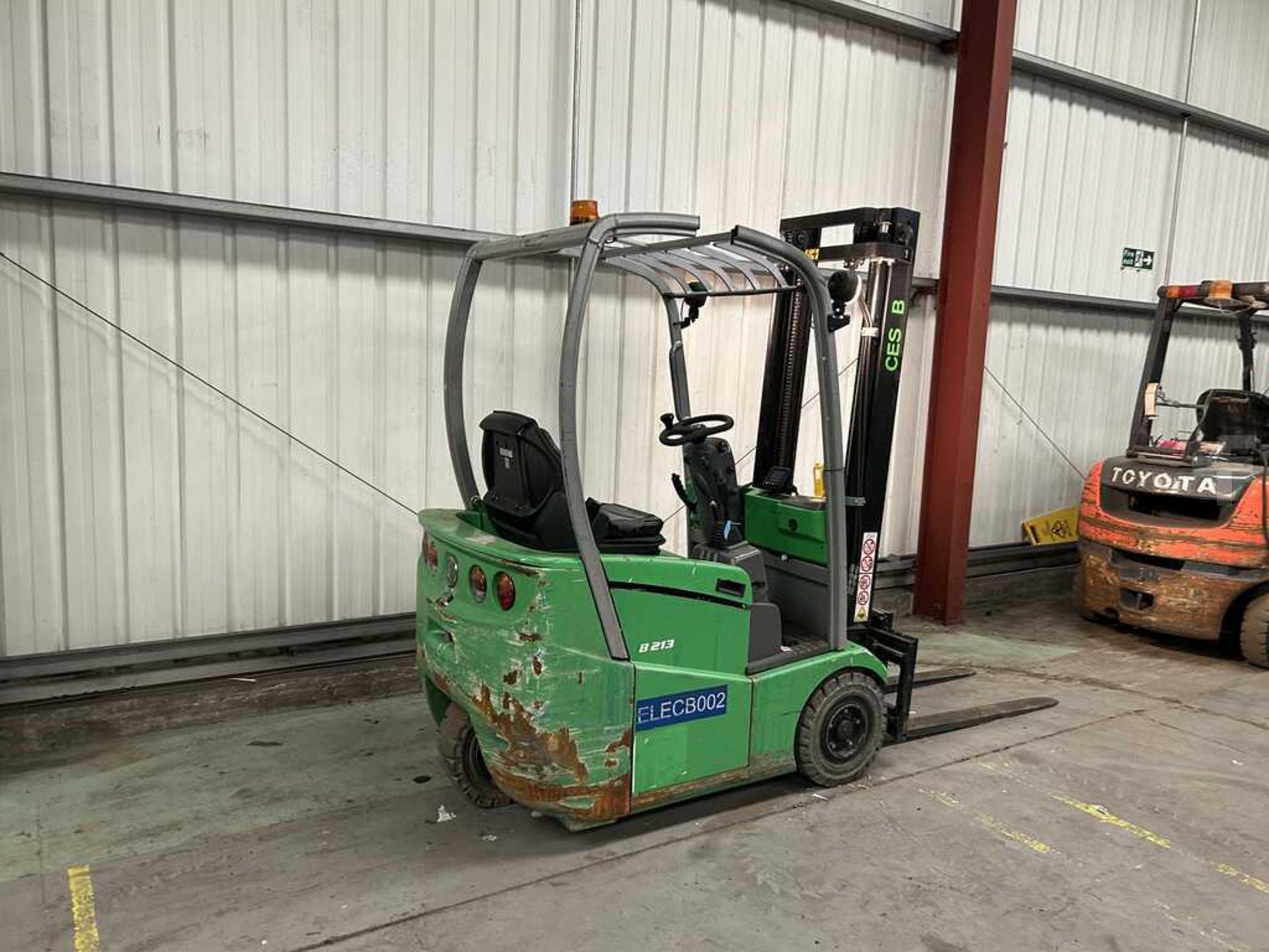 (2017) CESAB ELECTRIC 3-WHEEL FORKLIFT - B213 **(INCLUDES CHARGER)** - Image 6 of 6