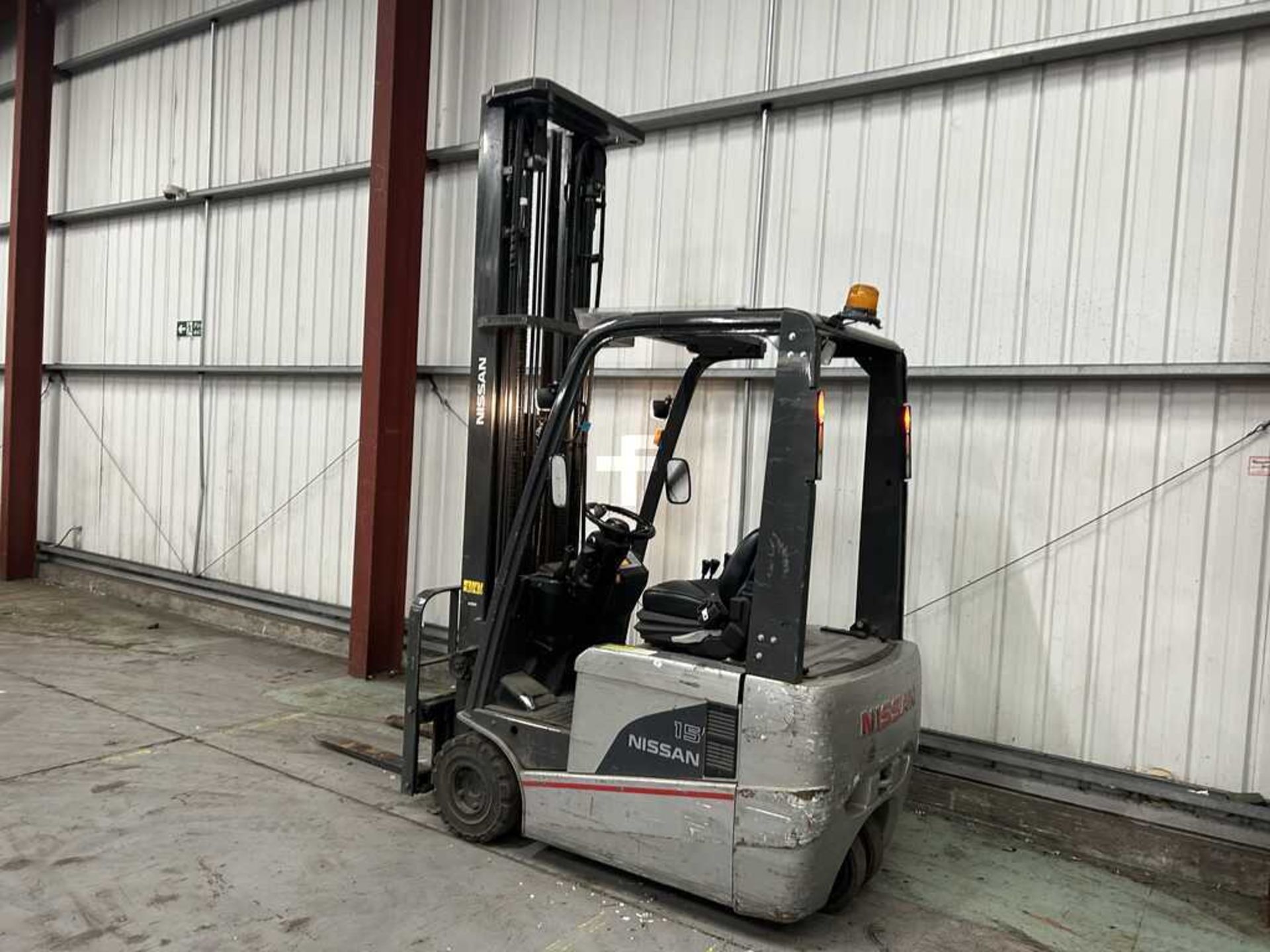 UNICARRIERS A1N1L15Q ELECTRIC 3-WHEEL FORKLIFT (2010) **(INCLUDES CHARGER)** - Image 4 of 7