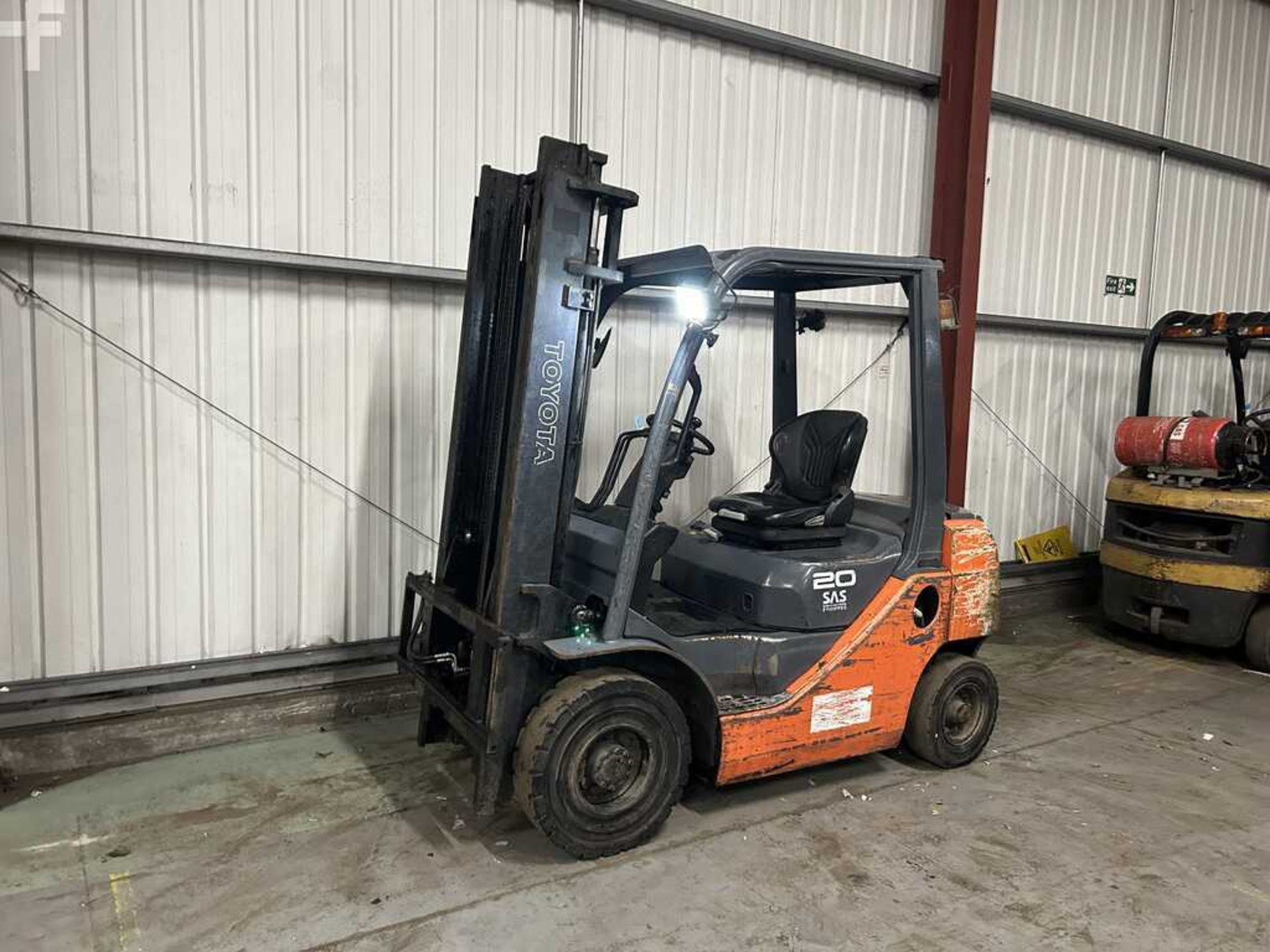2014 TOYOTA 8FD20 DIESEL FORKLIFT - Image 2 of 6