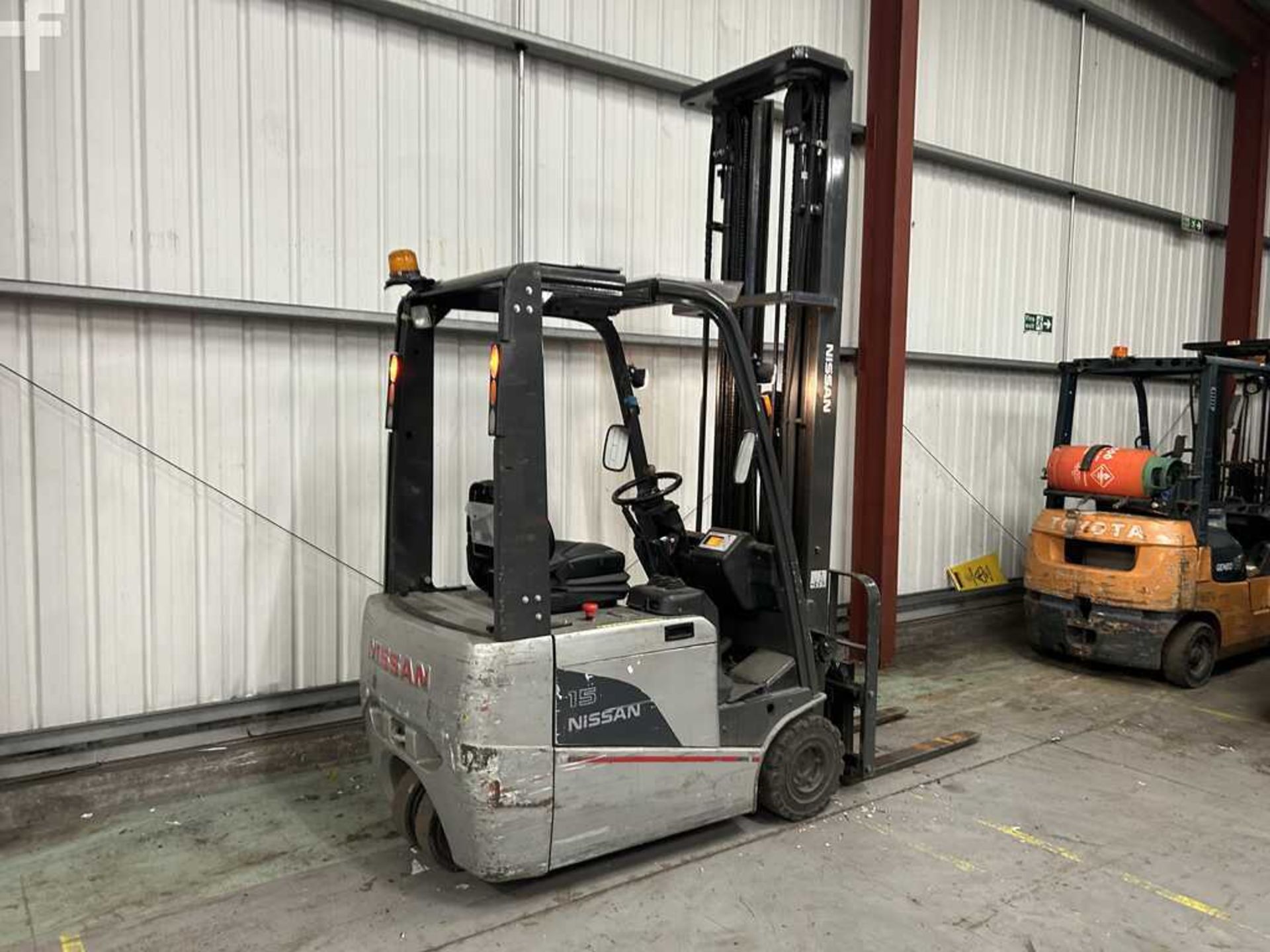 UNICARRIERS A1N1L15Q ELECTRIC 3-WHEEL FORKLIFT (2010) **(INCLUDES CHARGER)** - Image 7 of 7
