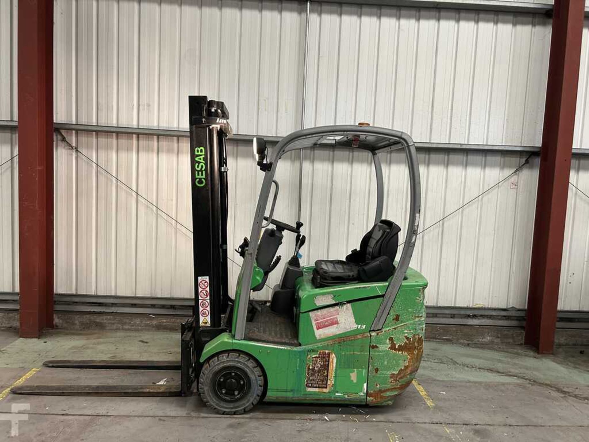 (2017) CESAB ELECTRIC 3-WHEEL FORKLIFT - B213 **(INCLUDES CHARGER)** - Image 2 of 6