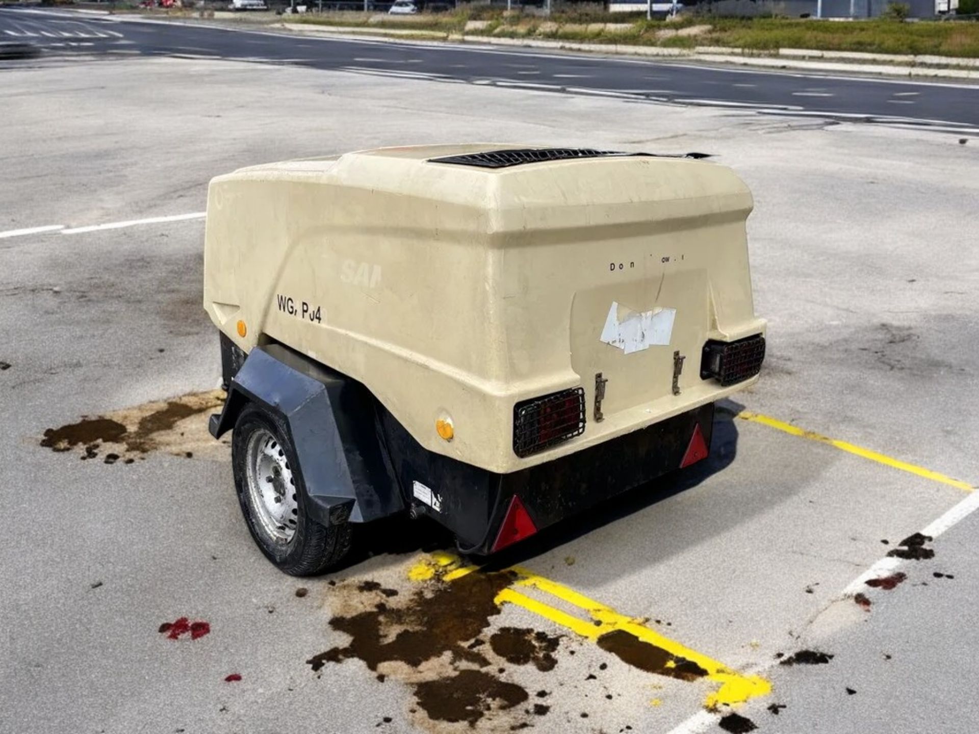 DOOSAN 7/31E+ ROAD TOWABLE COMPRESSOR + GENERATOR - Image 6 of 11