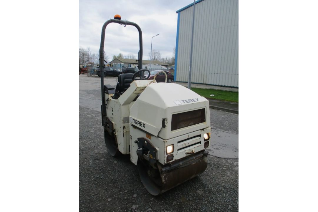 2010 TEREX TV800 VIBRATING ROLLER - Image 3 of 8