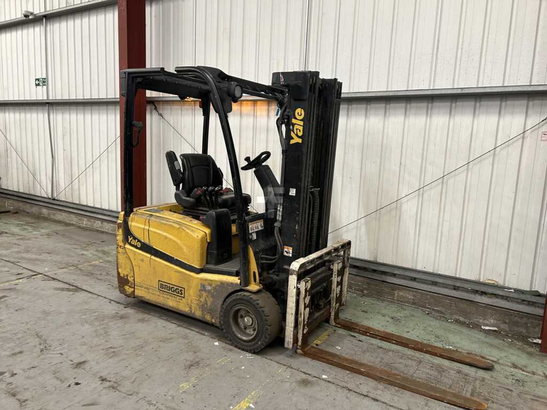 YALE ERP20VT ELECTRIC 3-WHEEL FORKLIFT (2017) **(INCLUDES CHARGER)** - Image 2 of 4