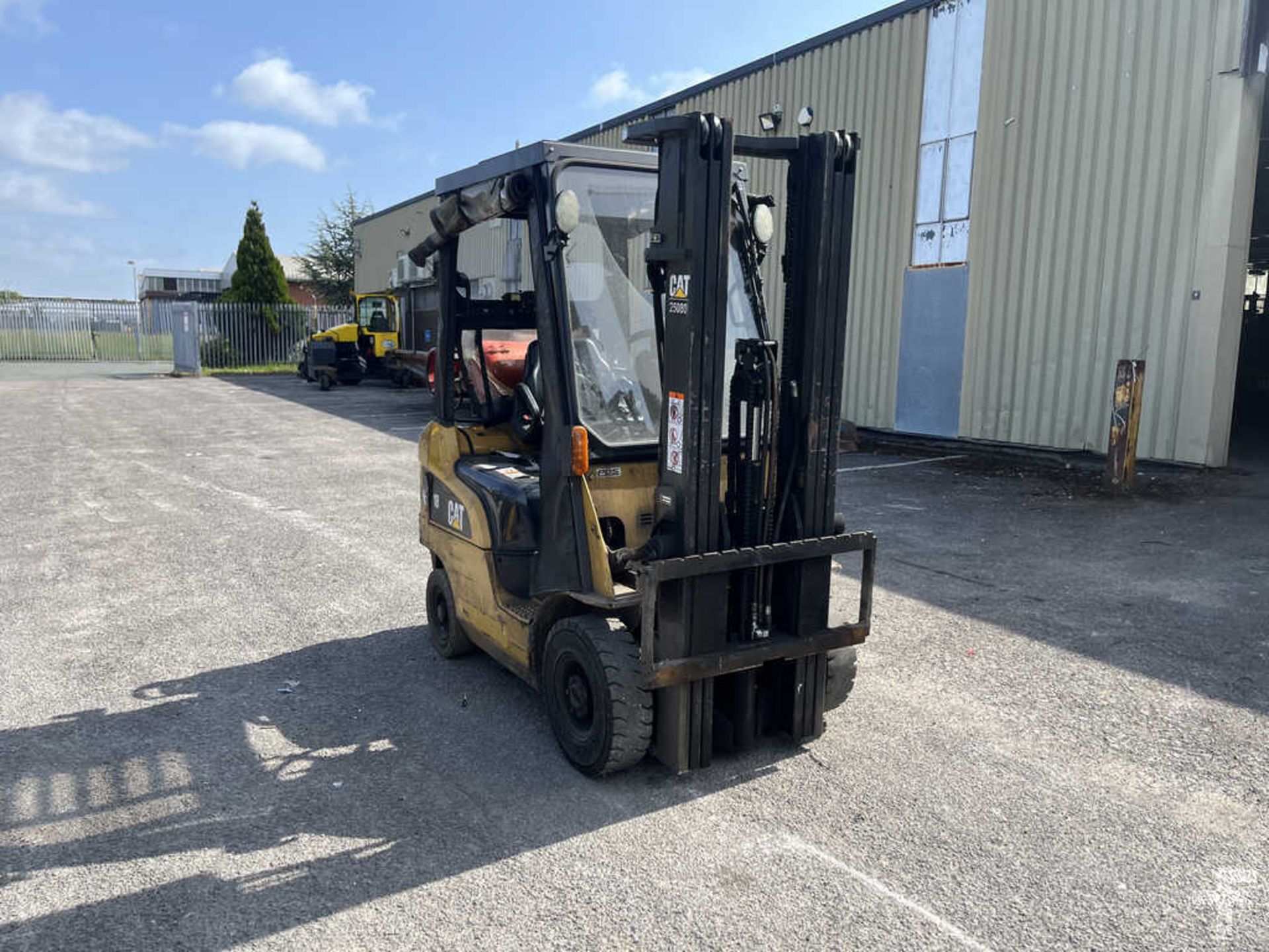 CAT LIFT TRUCKS GP18NT LPG FORKLIFT - 2014 MODEL - Image 3 of 6