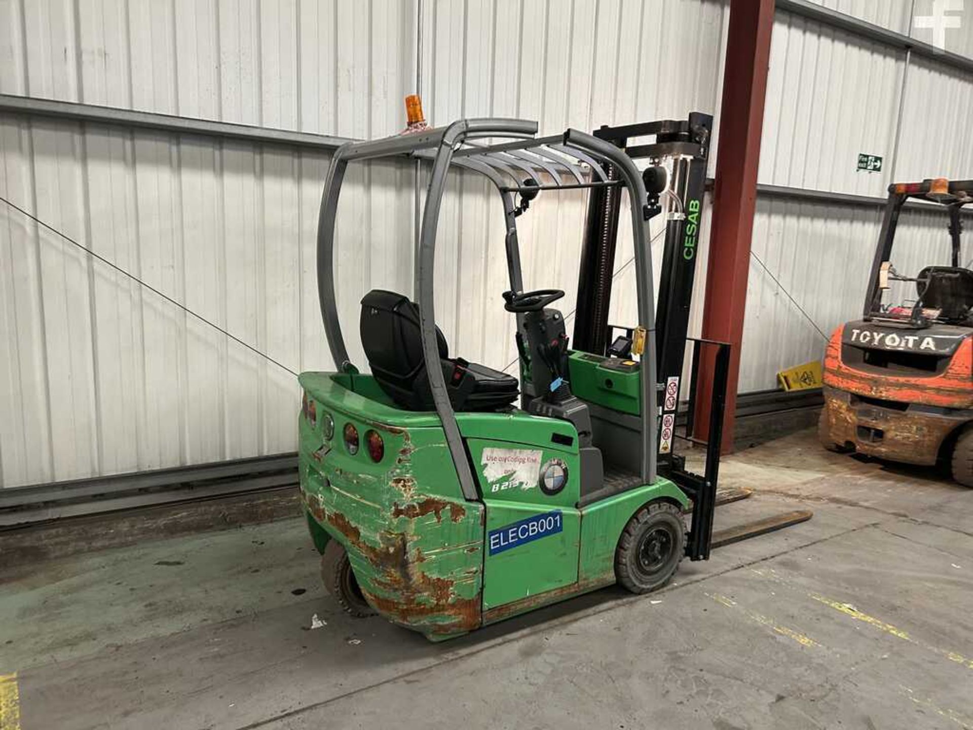 2017 CESAB ELECTRIC FORKLIFT - 3 WHEELS **(INCLUDES CHARGER)** - Image 6 of 6