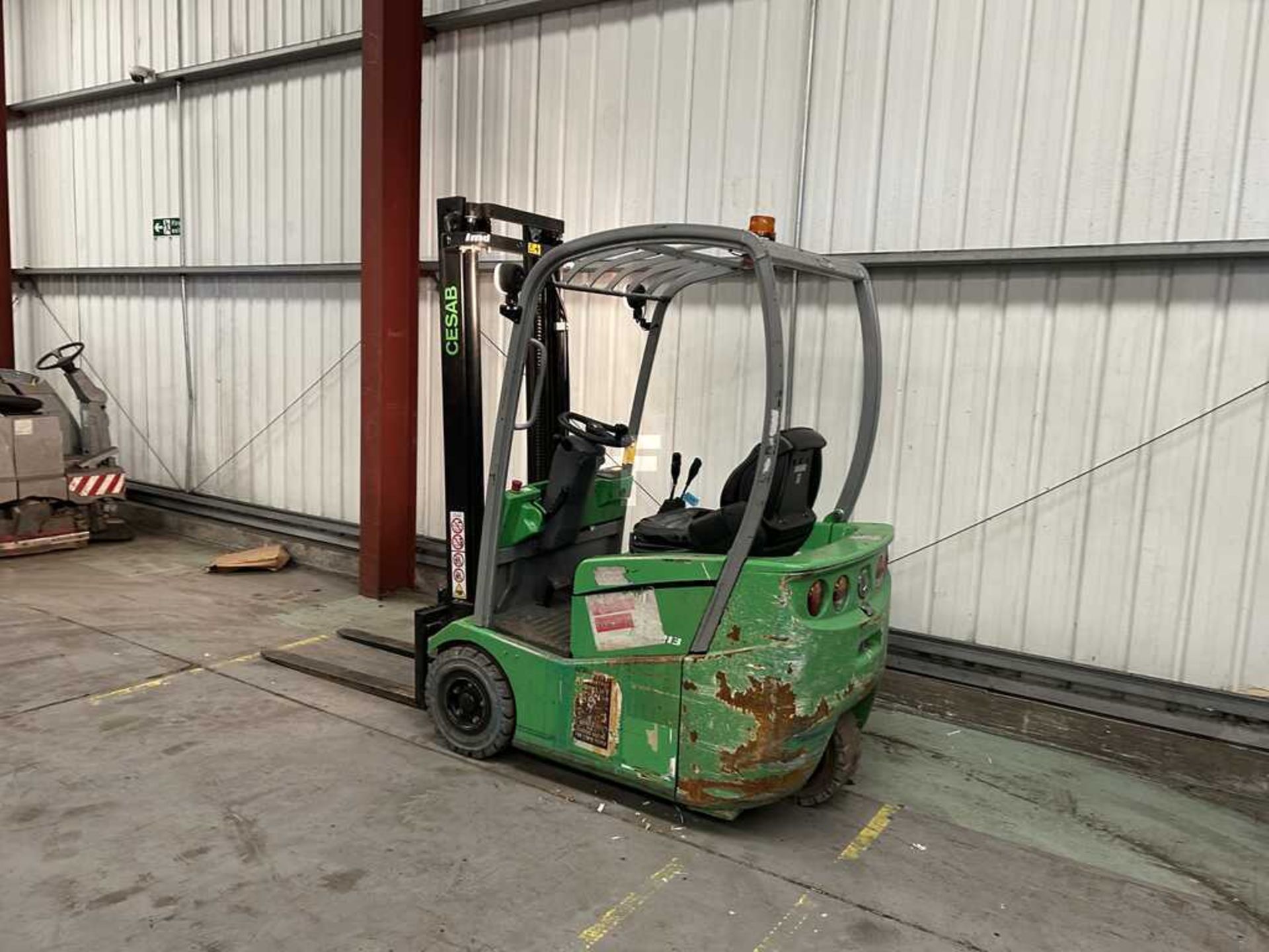 (2017) CESAB ELECTRIC 3-WHEEL FORKLIFT - B213 **(INCLUDES CHARGER)** - Image 4 of 6