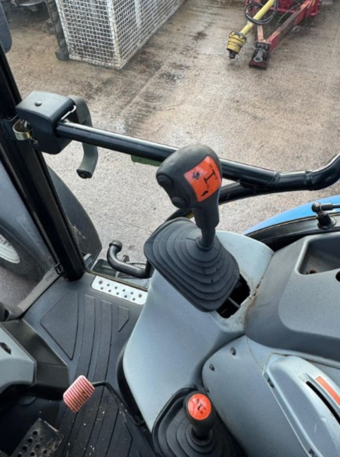 2014 NEW HOLLAND T5.105 TRACTOR WITH 2,590 OPERATING HOURS. - Image 5 of 14