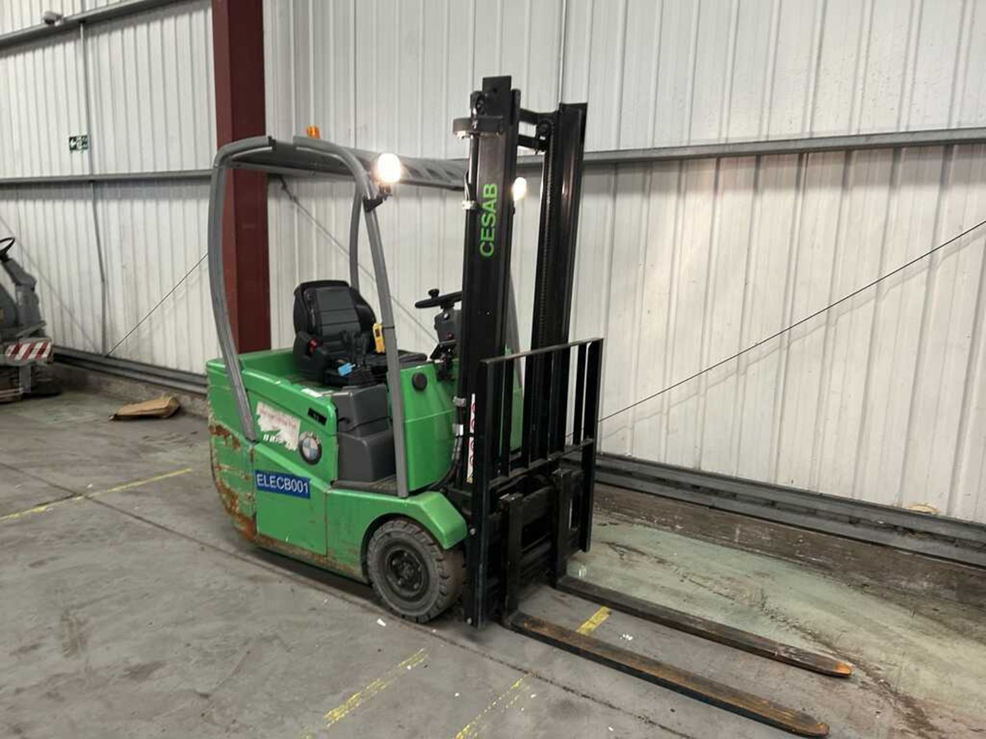 2017 CESAB ELECTRIC FORKLIFT - 3 WHEELS **(INCLUDES CHARGER)** - Image 4 of 6