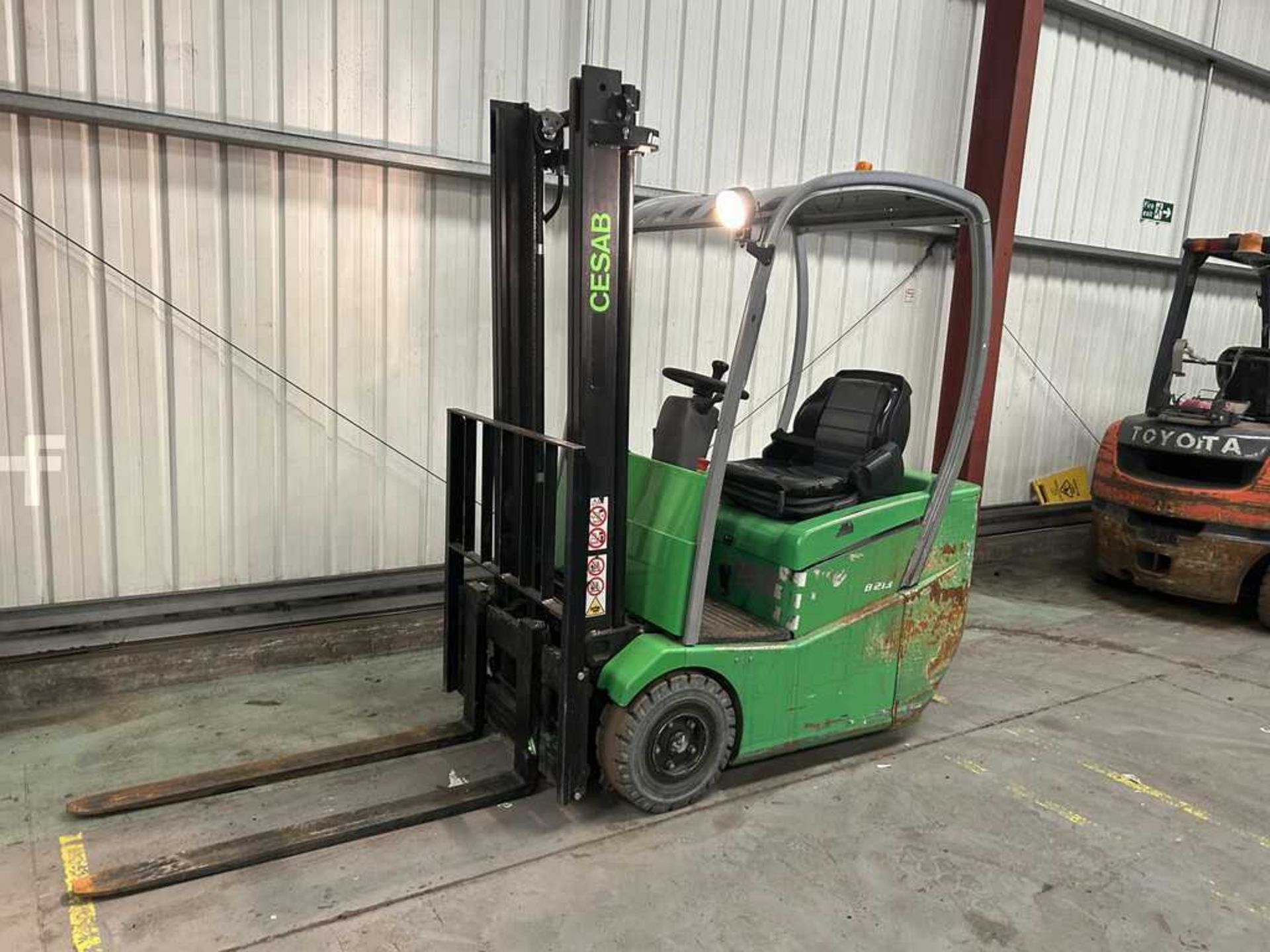 2017 CESAB ELECTRIC FORKLIFT - 3 WHEELS **(INCLUDES CHARGER)** - Image 2 of 6