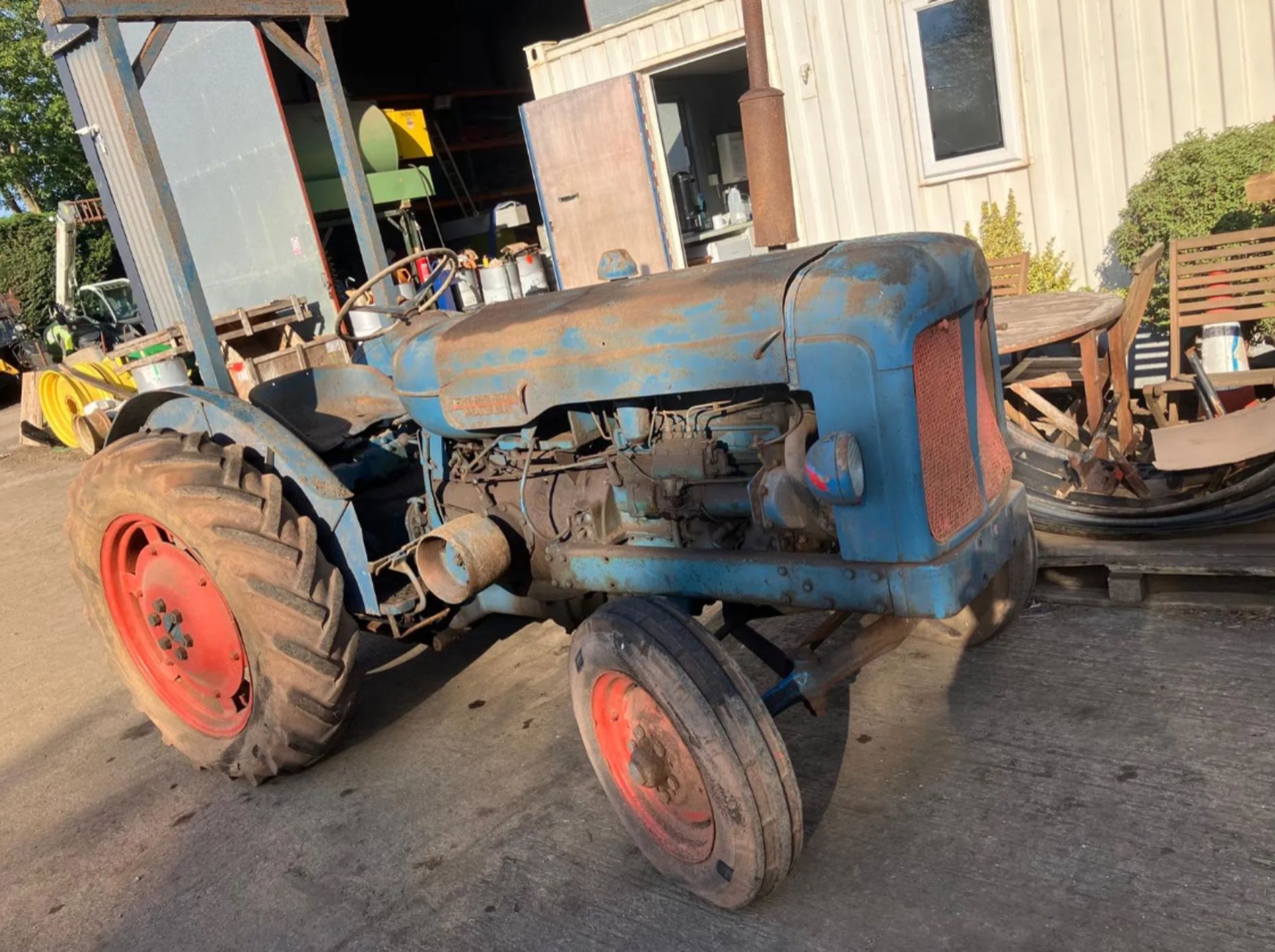 FORDSON MAJOR KFD TRACTOR >>--NO VAT ON HAMMER--<< - Image 2 of 25