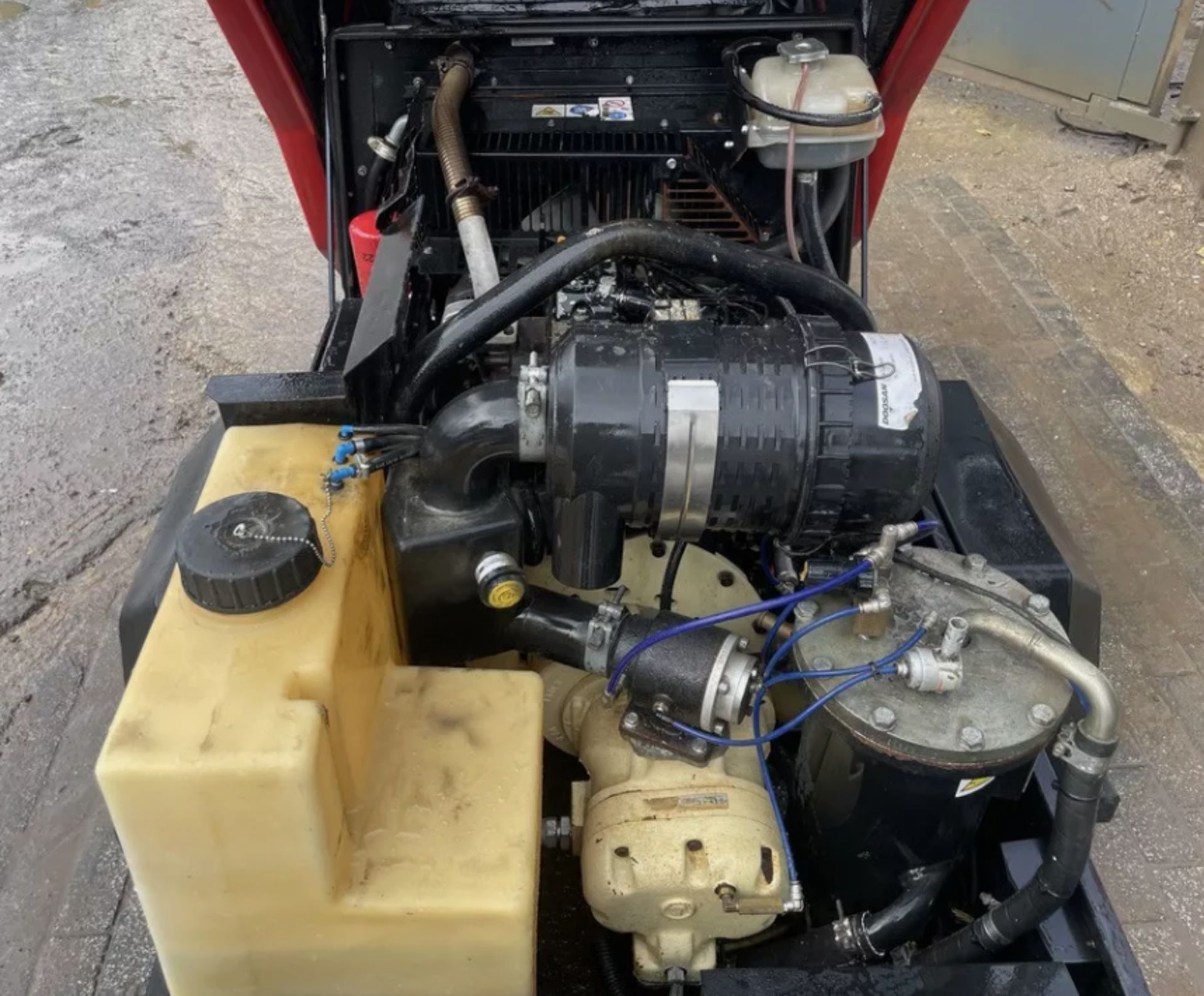 DOOSAN 7/31E+ ROAD TOWABLE COMPRESSOR WITH GENERATOR - 2016 - 3 M³/MIN (105 CFM) - Image 6 of 9
