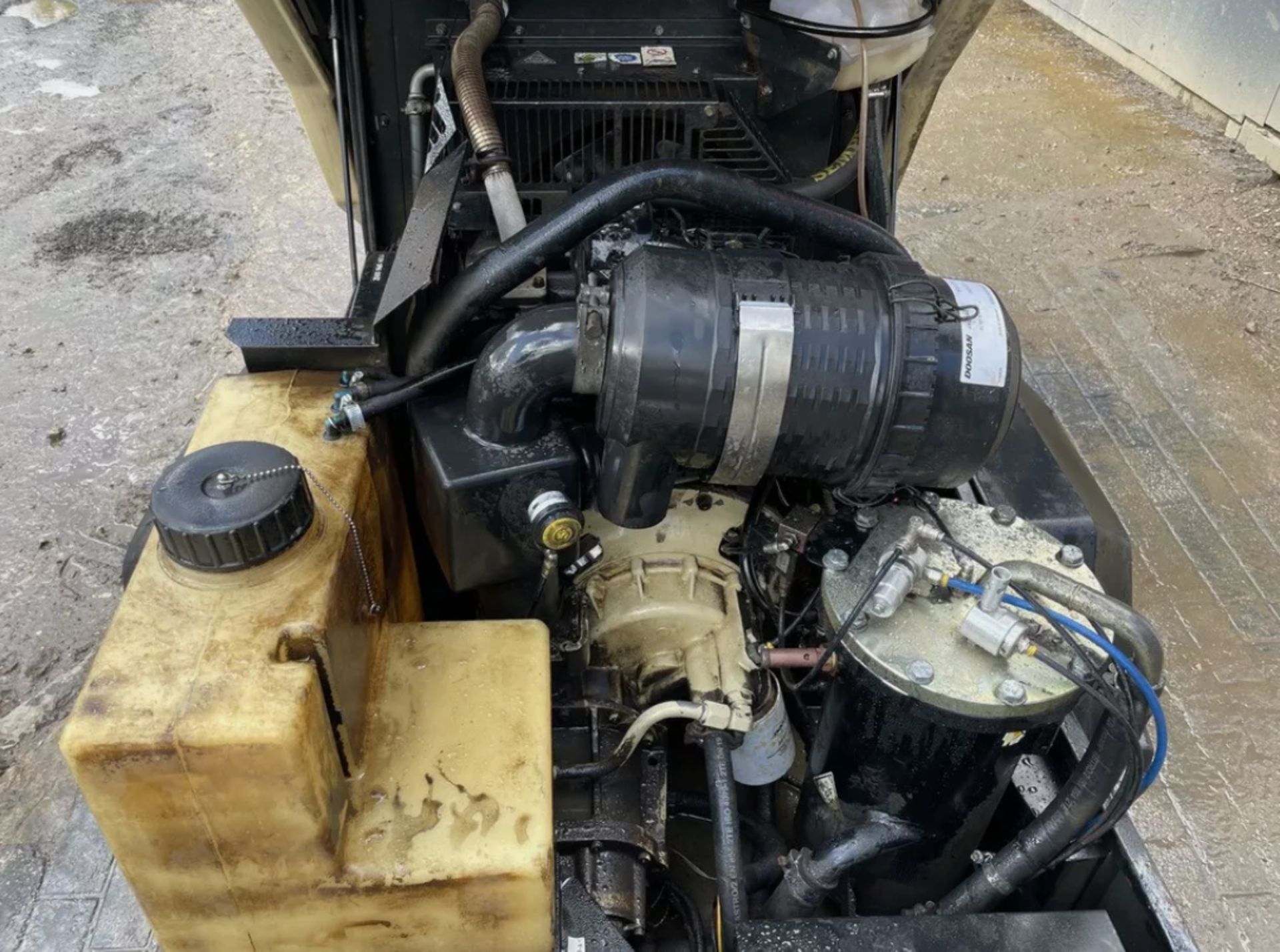 DOOSAN 7/31E+ ROAD TOWABLE COMPRESSOR + GENERATOR - Image 11 of 11