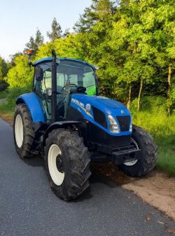 2014 NEW HOLLAND T5.105 TRACTOR WITH 2,590 OPERATING HOURS.