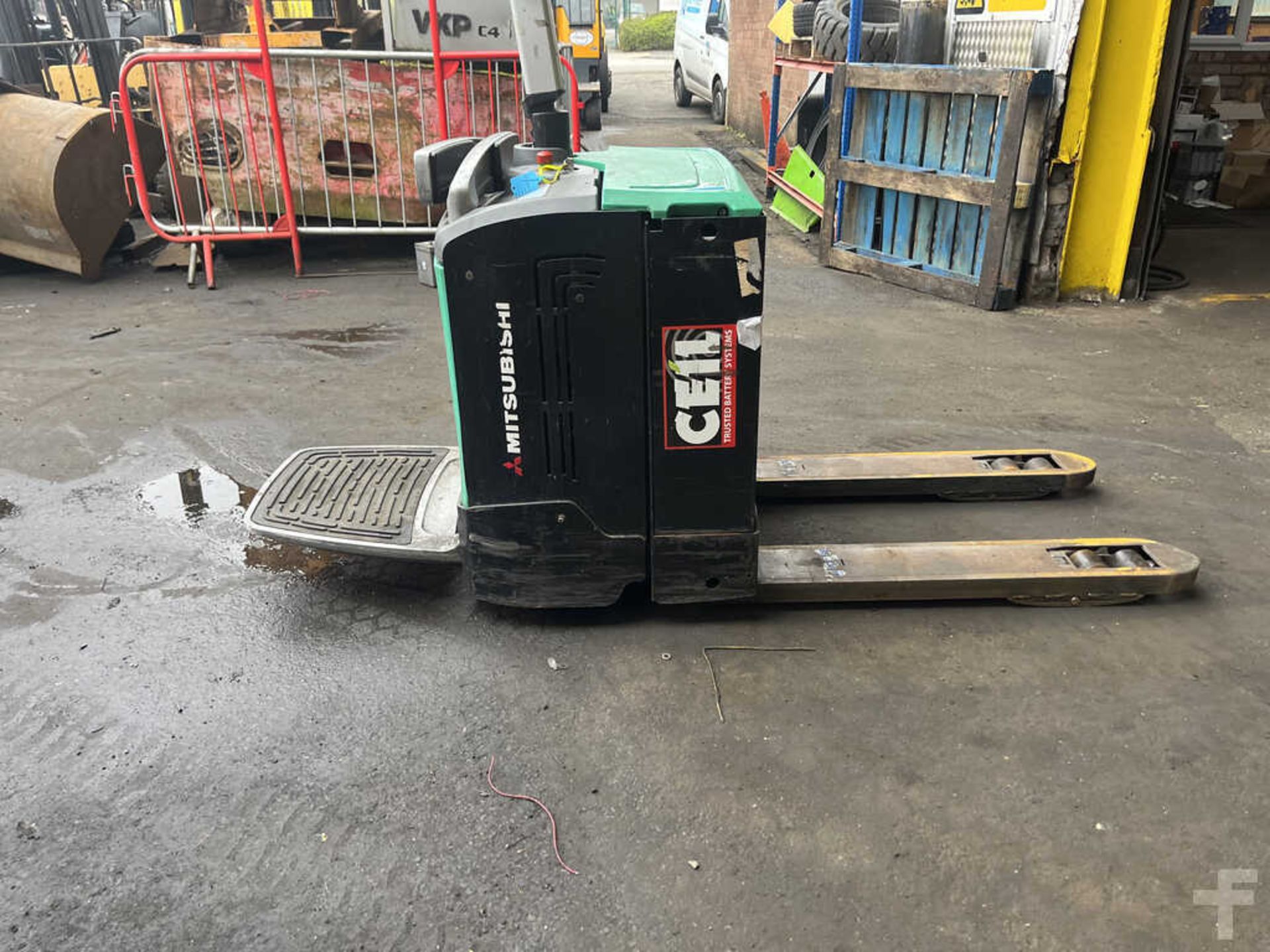 2011 MITSUBISHI ELECTRIC PALLET TRUCK PBV20N**(INCLUDES CHARGER)** - Image 2 of 2