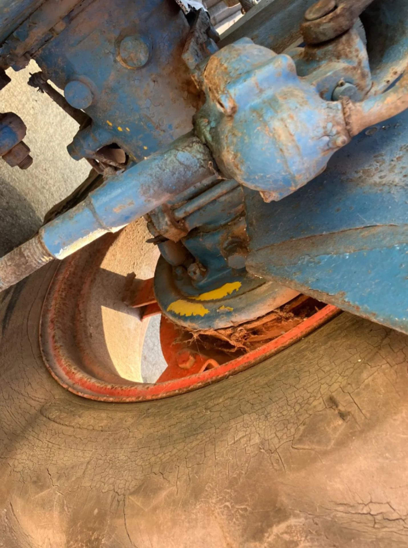 FORDSON MAJOR KFD TRACTOR >>--NO VAT ON HAMMER--<< - Image 3 of 25