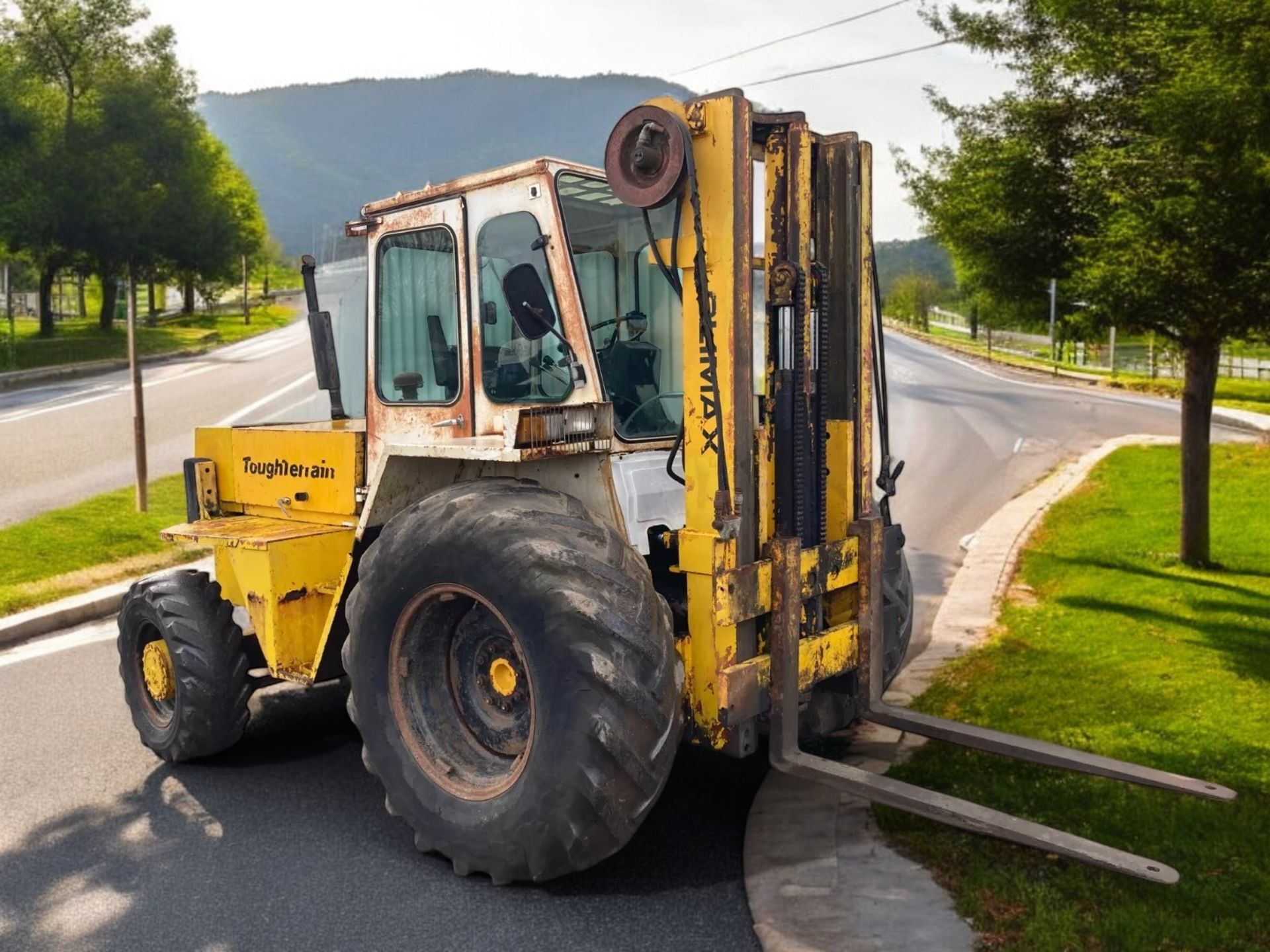 CLIMAX TT2.5 4WD DIESEL FORKLIFT >>--NO VAT ON HAMMER--<< - Image 2 of 12