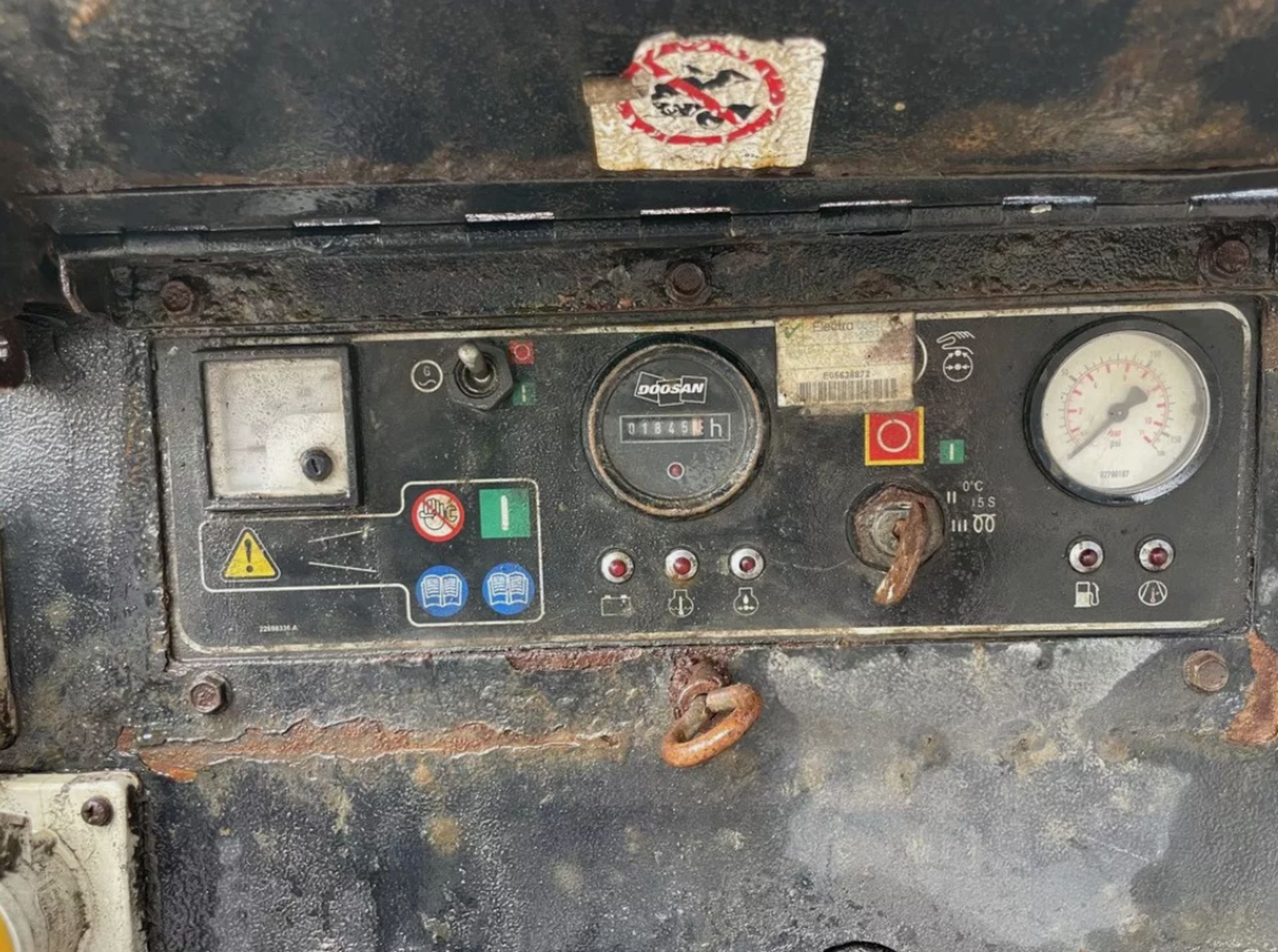 DOOSAN 7/31E+ ROAD TOWABLE COMPRESSOR + GENERATOR - Image 9 of 11